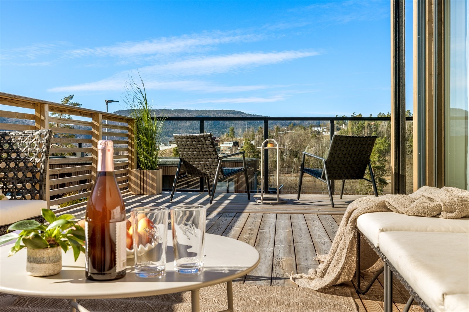 Uteplassen er en hyggelig oase med flotte solforhold, som gir deg muligheten til å nyte solen. Galleribilde