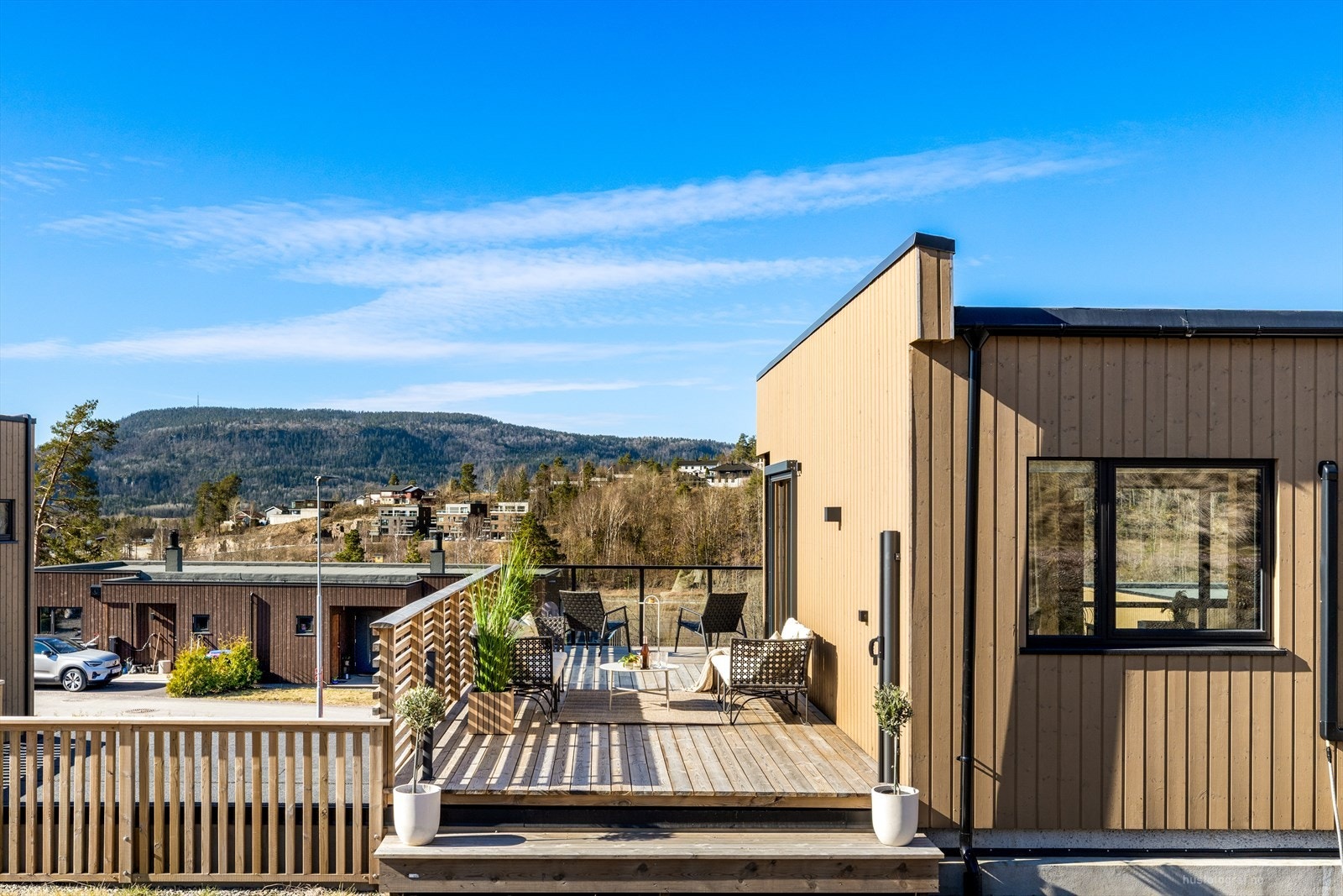 Terrasse med utgang fra stue i 1.etasje på ca. 33 kvm. Galleribilde