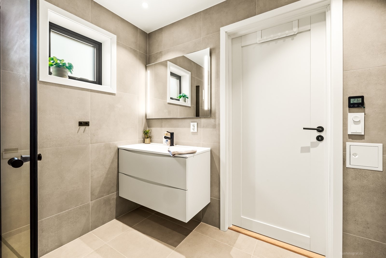 Boligen går over 2.etasjer og har et bad i 1.etasje og hovedbadet er i underetasjen. Galleribilde