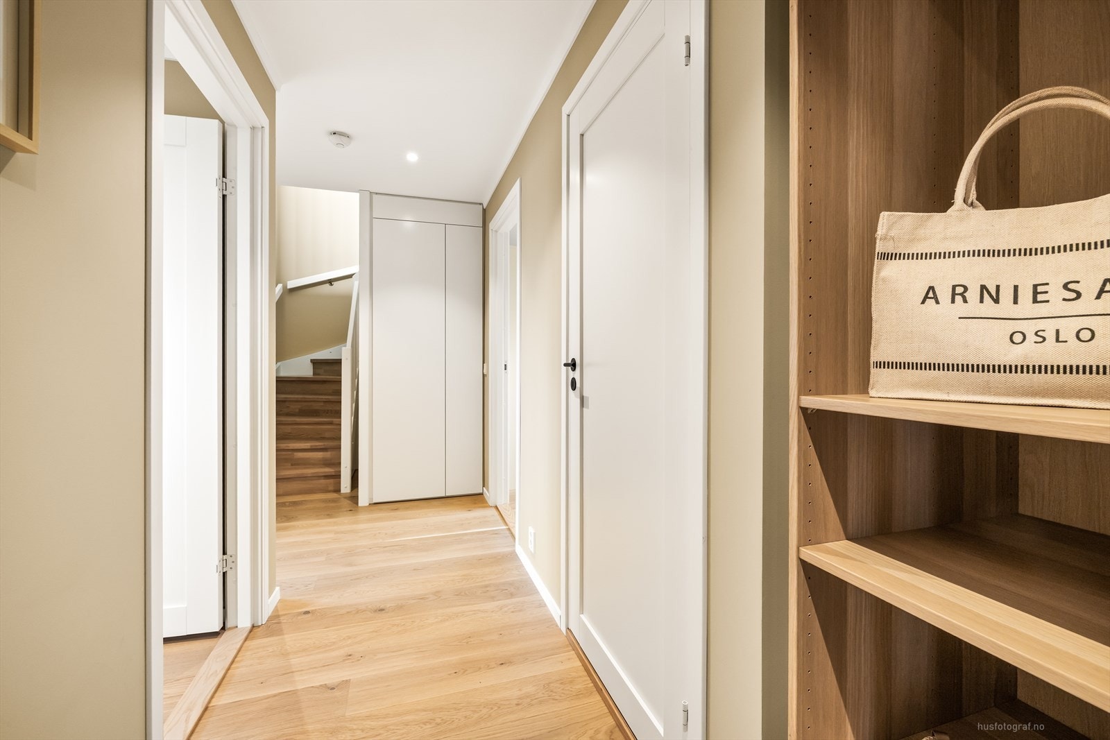 Det er gode muligheter for oppbevaring av yttertøy og til å sette ifra seg sko i garderobe, noe som gjør det enkelt å holde orden i inngangspartiet. Galleribilde