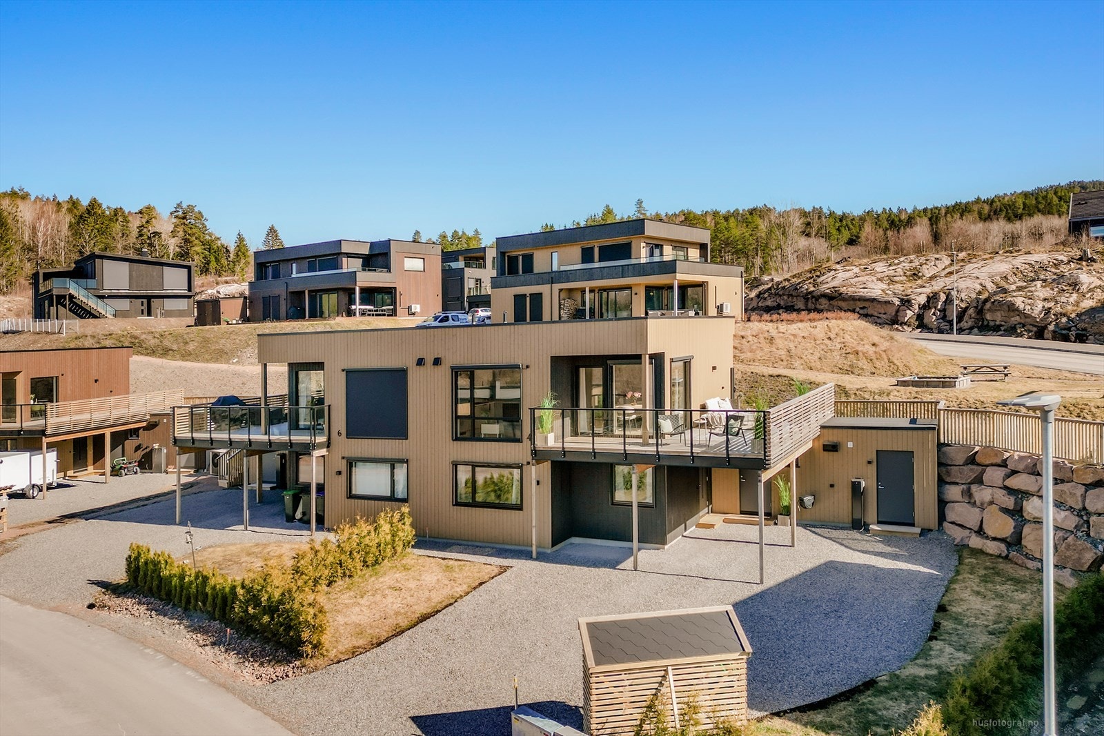 Boligen har en stilren utforming og moderne design som gir et svært godt totalinntrykk. Galleribilde