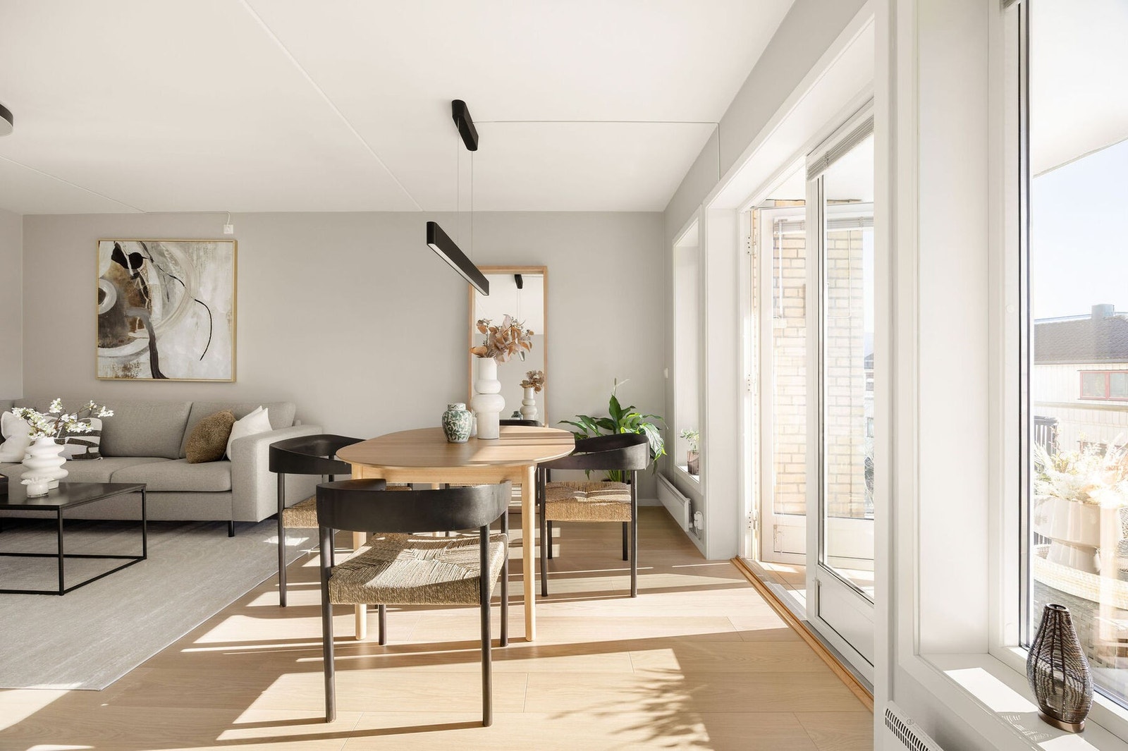 Videre inn i leiligheten åpner det seg en lys og romslig stue med gode møbleringsmuligheter. Galleribilde