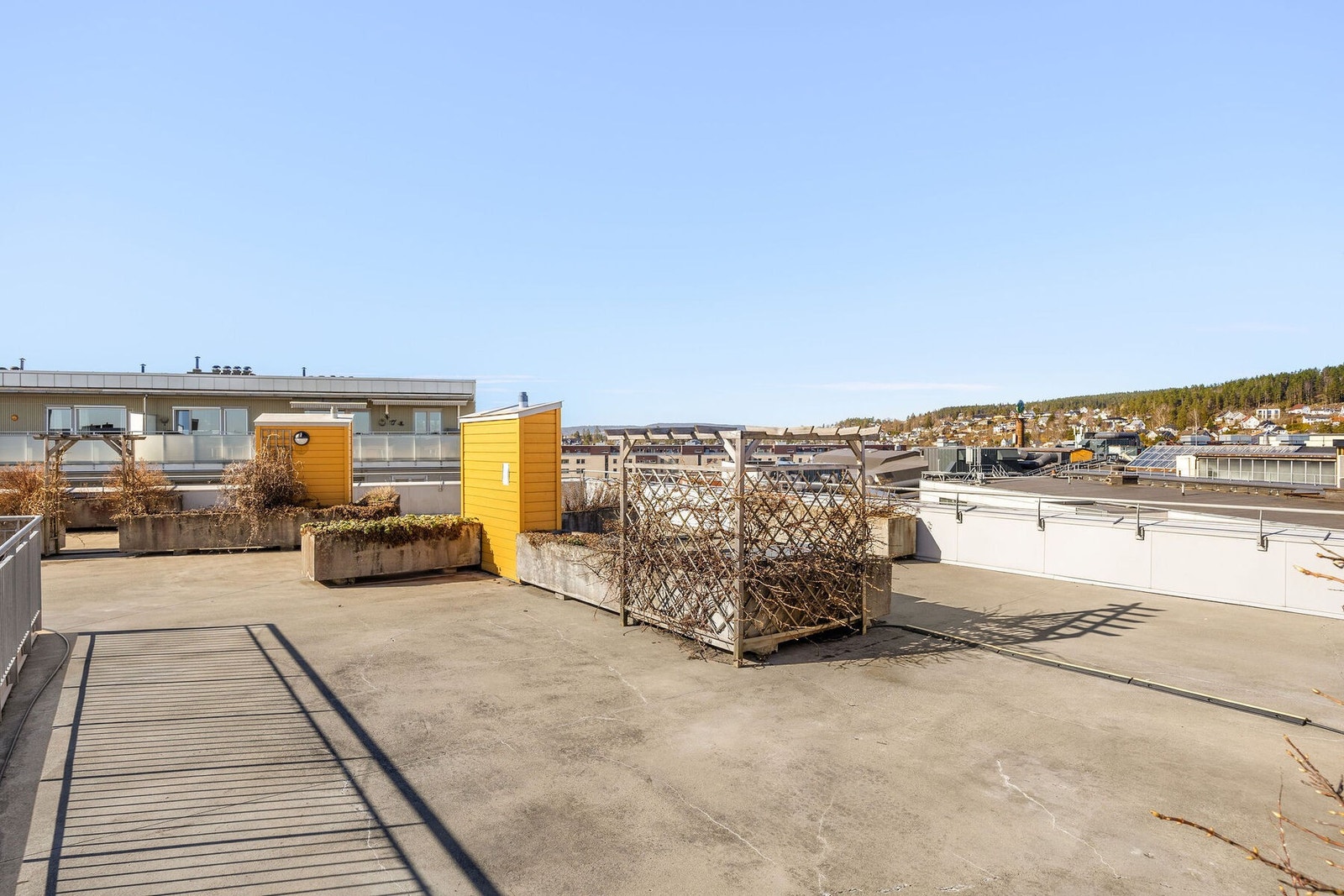 Sameiet byr på en solrik felles takterrasse med nye utemøbler som ble kjøpt inn før sommeren, et perfekt sted å nyte solen, samle venner eller bare trekke litt frisk luft i rolige omgivelser. Galleribilde