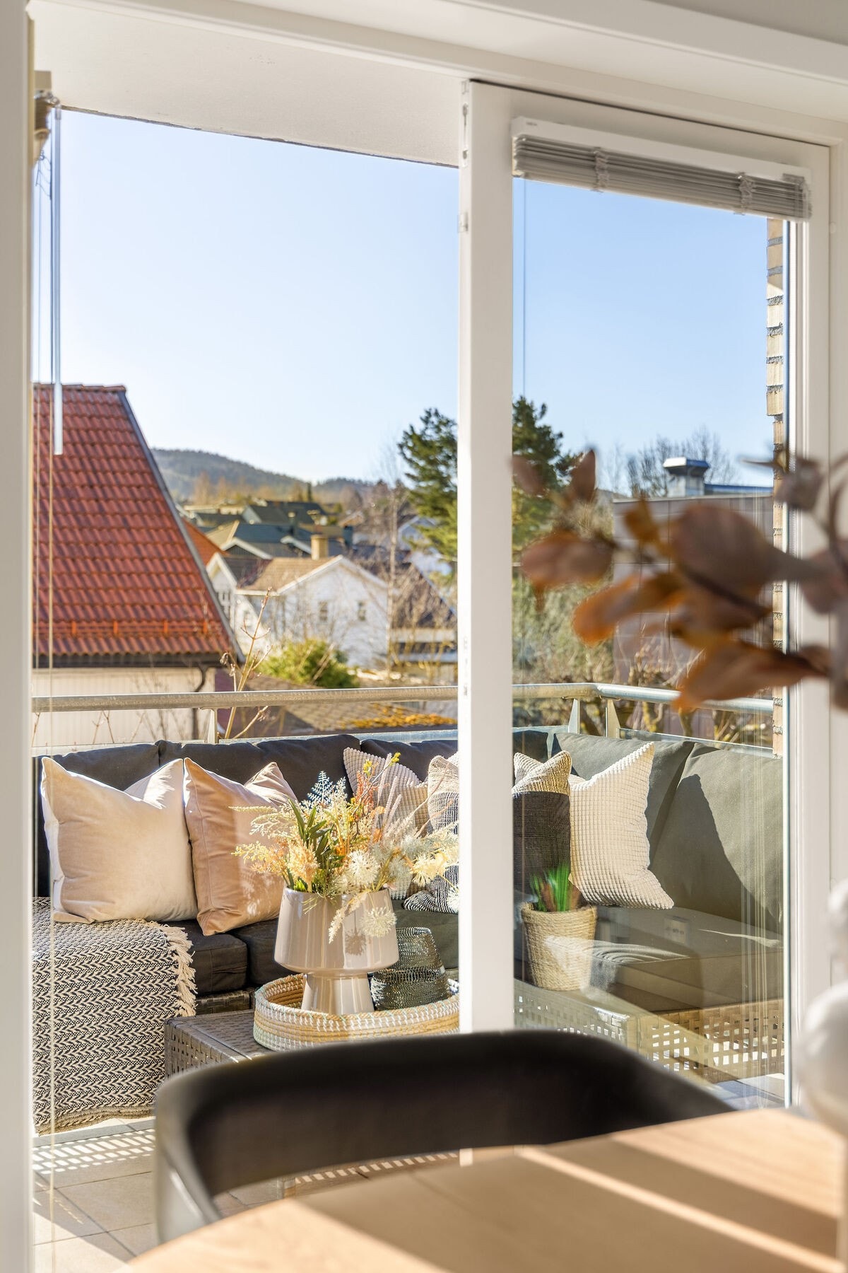 Doble balkongdører med store glassfelt binder stue og balkong naturlig sammen. Galleribilde