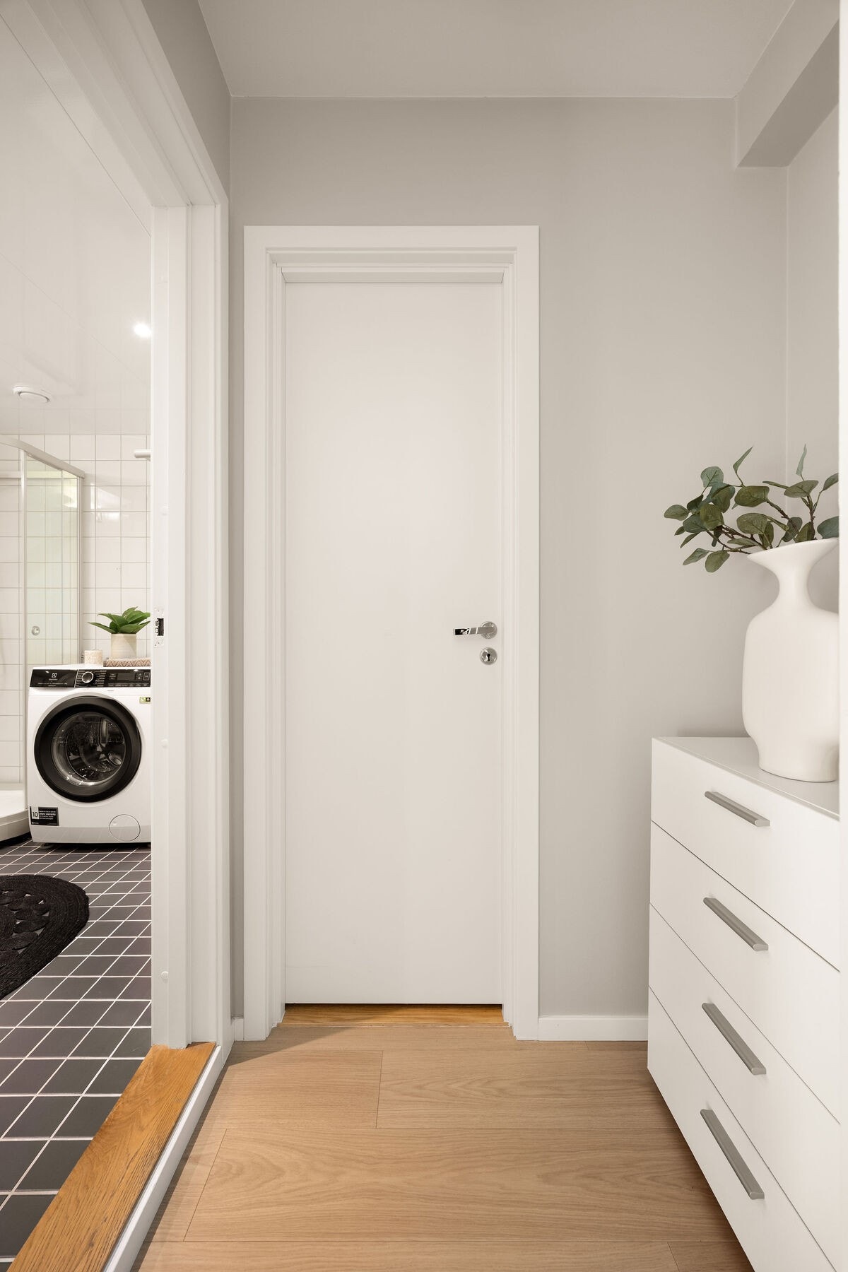 Leiligheten har en egen innvendig bod med gode oppbevaringsmuligheter, helt perfekt for sesongutstyr, støvsuger og annet man ønsker å ha lett tilgjengelig men ute av syne. Galleribilde