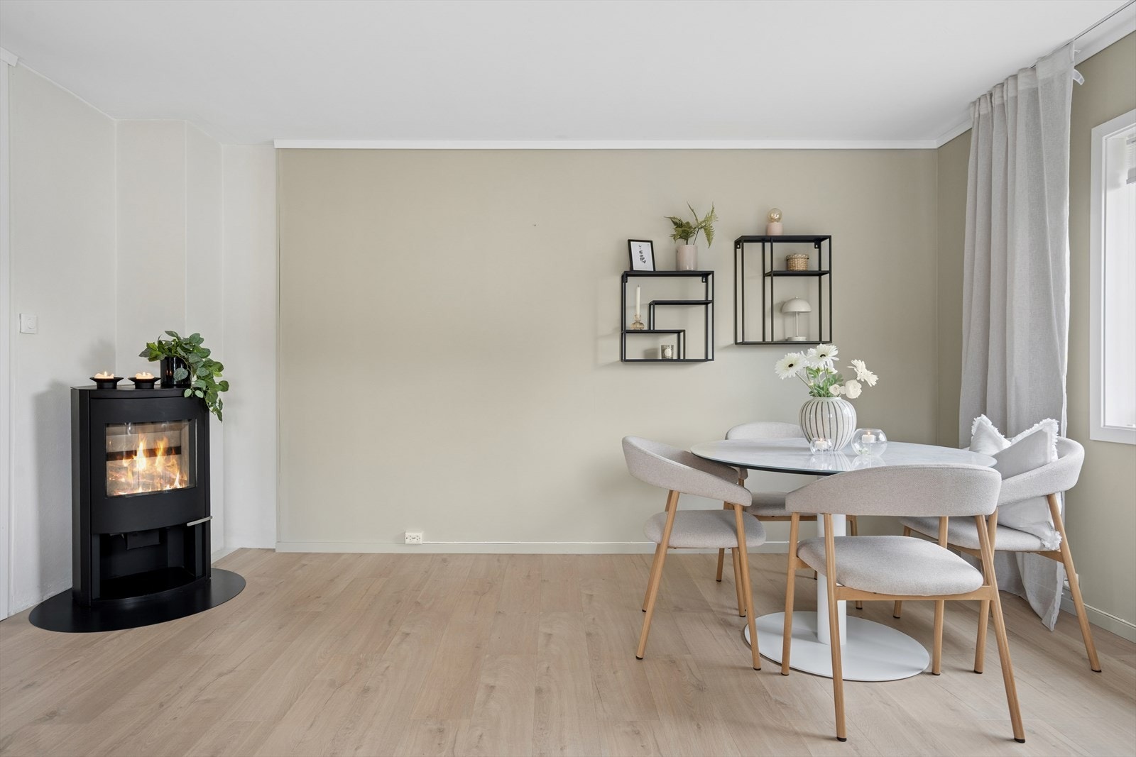I stuen er det god plass til både spisebord og sofahjørne. Galleribilde