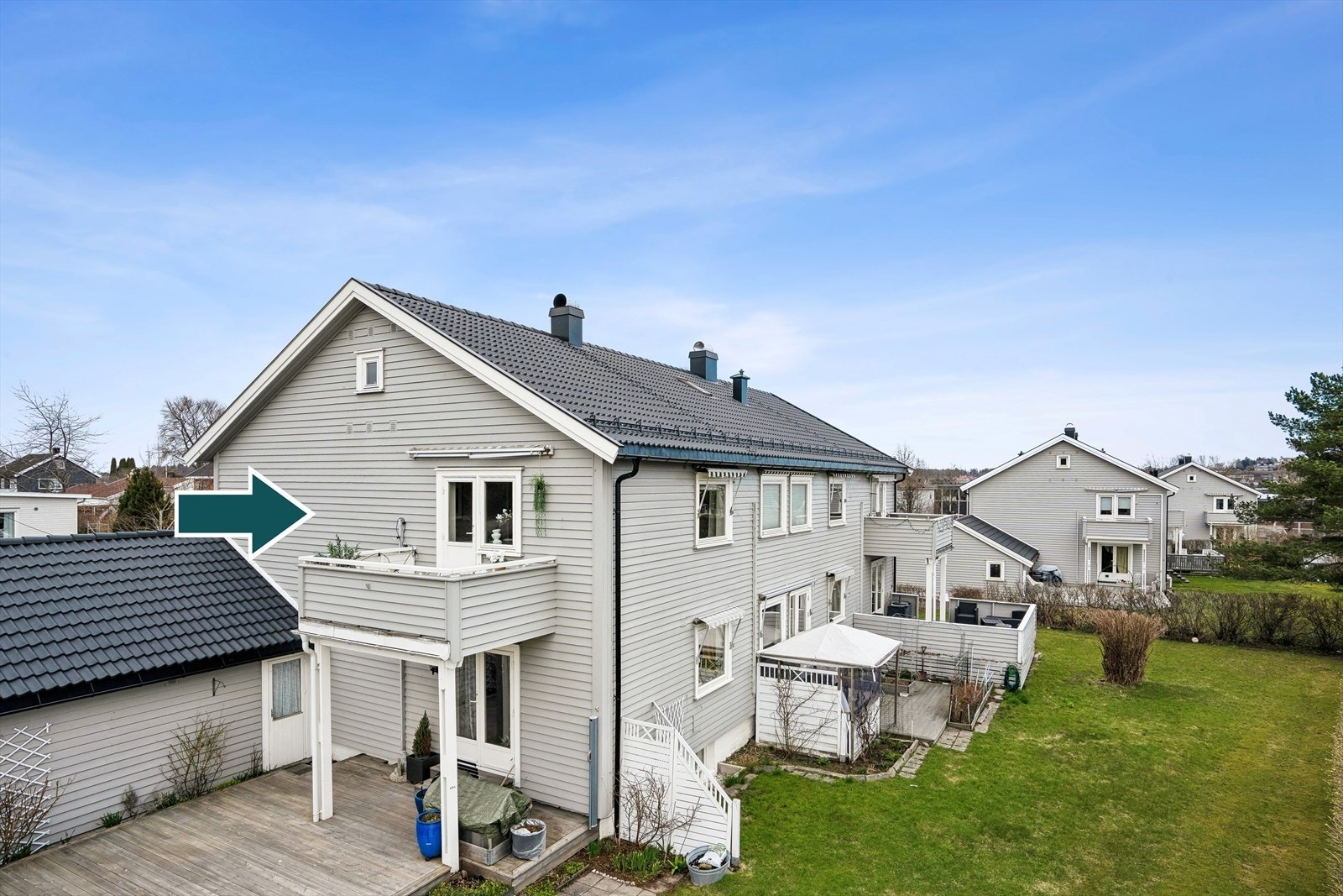 Leiligheten har fin ende/hjørneplassering. Det er parkering på felles parkeringsplass utenfor og i gatene rundt, og for øvrig mulighet for garasjeleie ved kapasitet (man setter seg på liste). Galleribilde