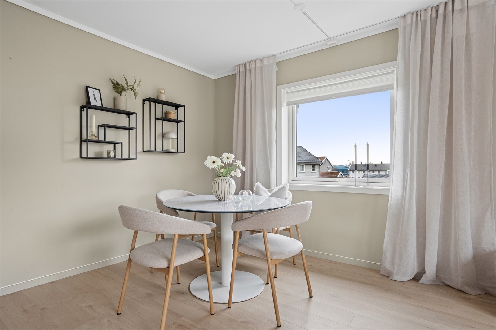 Leiligheten har endeplassering, i tillegg til å være gjennomgående, og får godt med naturlig lys fra tre sider. Galleribilde