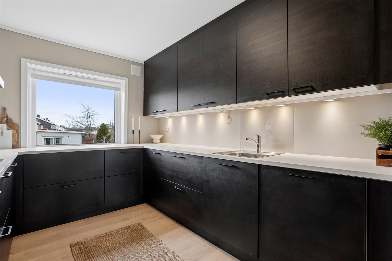 Innredningen er rålekker med sorte, matte frønter og matchende sorte håndtak. Galleribilde