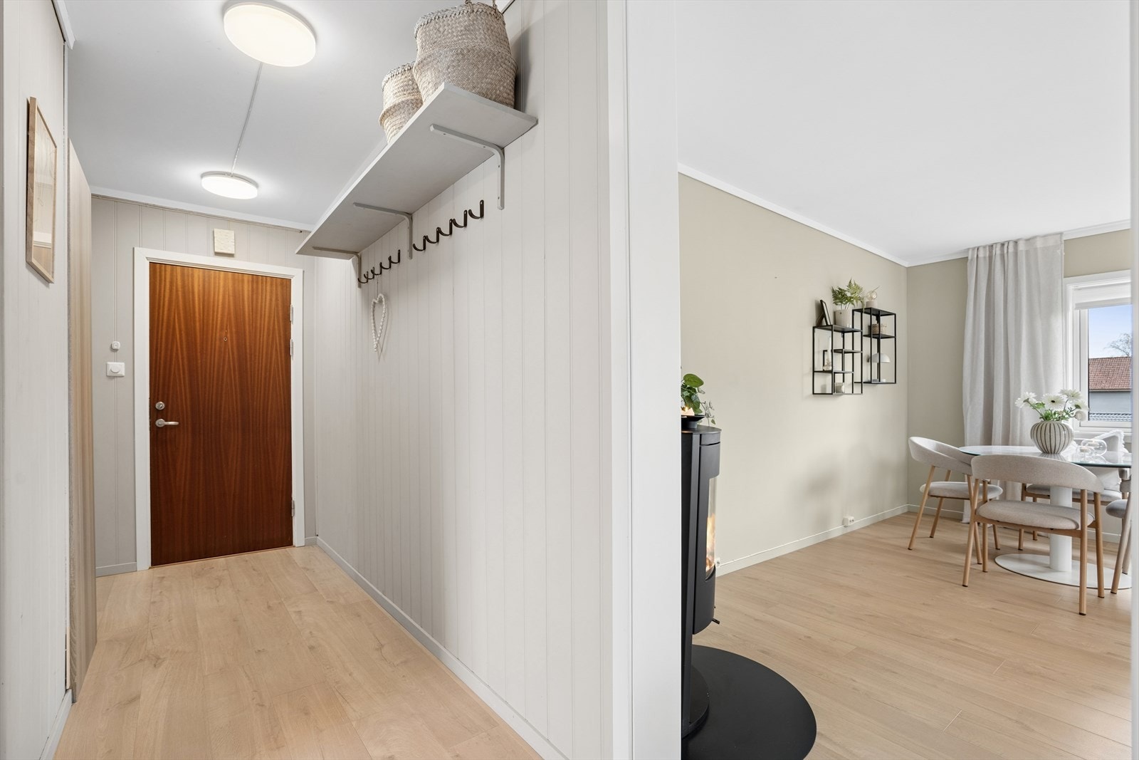 Velkommen inn! Gangen er lys og hyggelig, og har plass til entrémøblement i tillegg til eksisterende garderobeløsning og knagger/hattehylle som også medfølger i salget. Galleribilde
