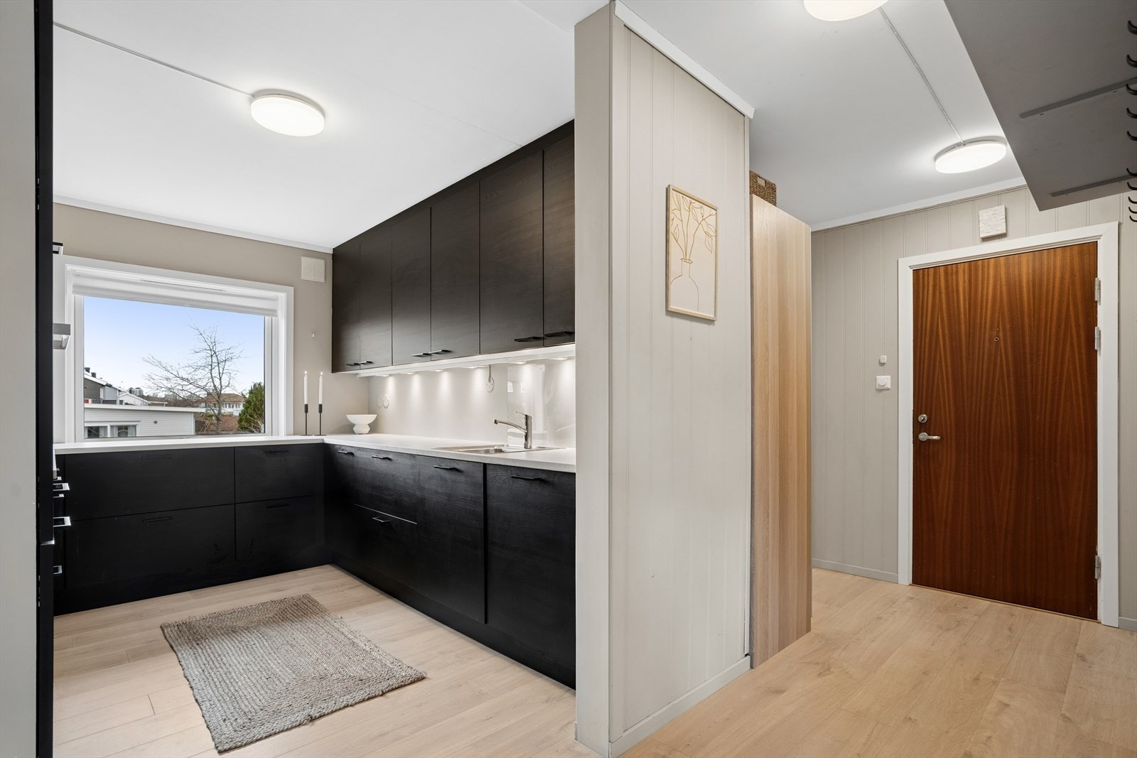 Leiligheten har en flott planløsning. Det medfølger også MASSE lagringsplass i tre boder: en loftsbod og to kjellerboder. Galleribilde