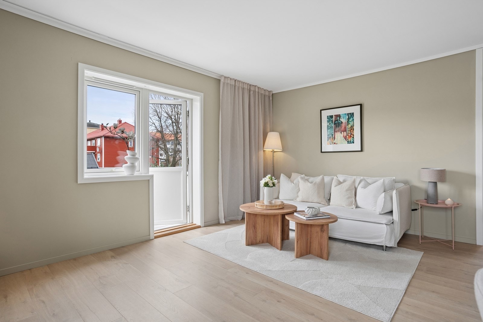 Fra stuen er det utgang til en hyggelig, vestvendt balkong. Galleribilde