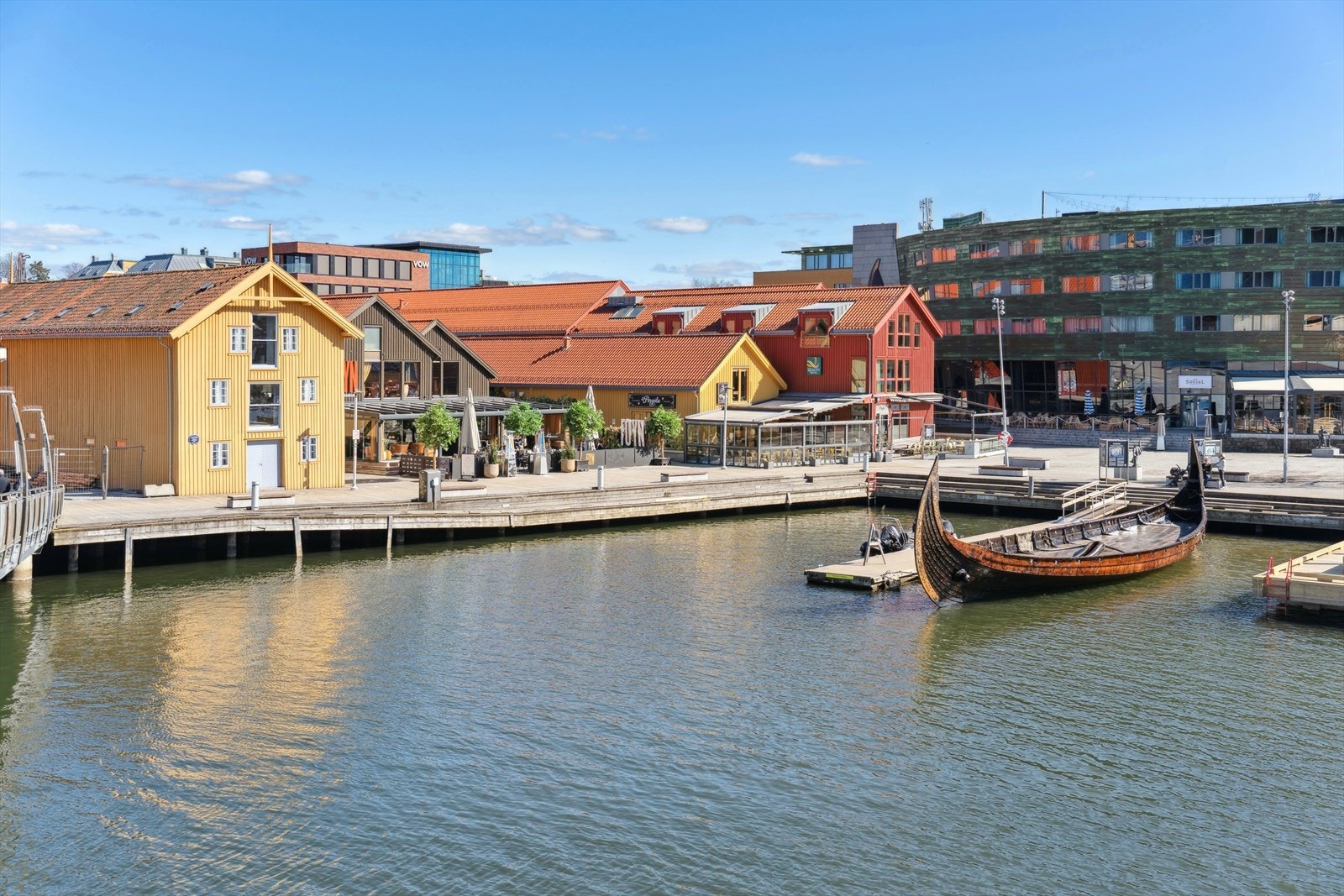 Leiligheten ligger i gangavstand fra alle byens fasiliteter. Avbildet fra Tønsberg Brygge , som er på sitt beste på sommerstid. Galleribilde