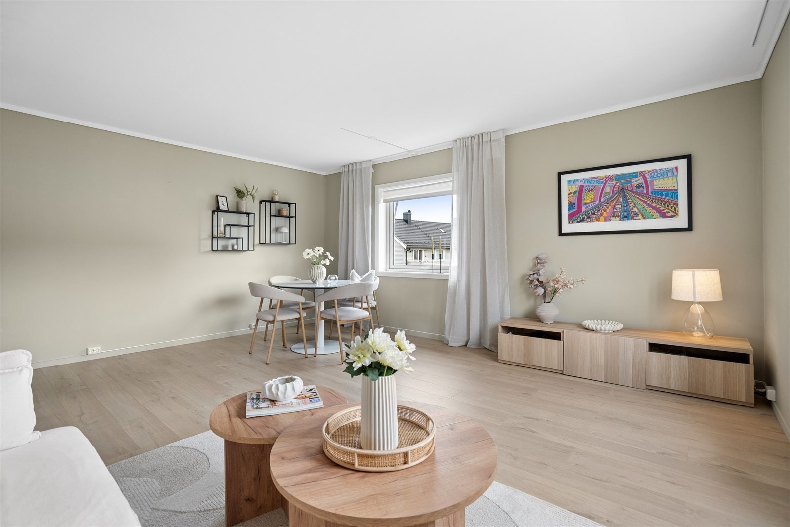 Stue er hjertet i leiligheten og har mange møbleringsmuligheter. Galleribilde