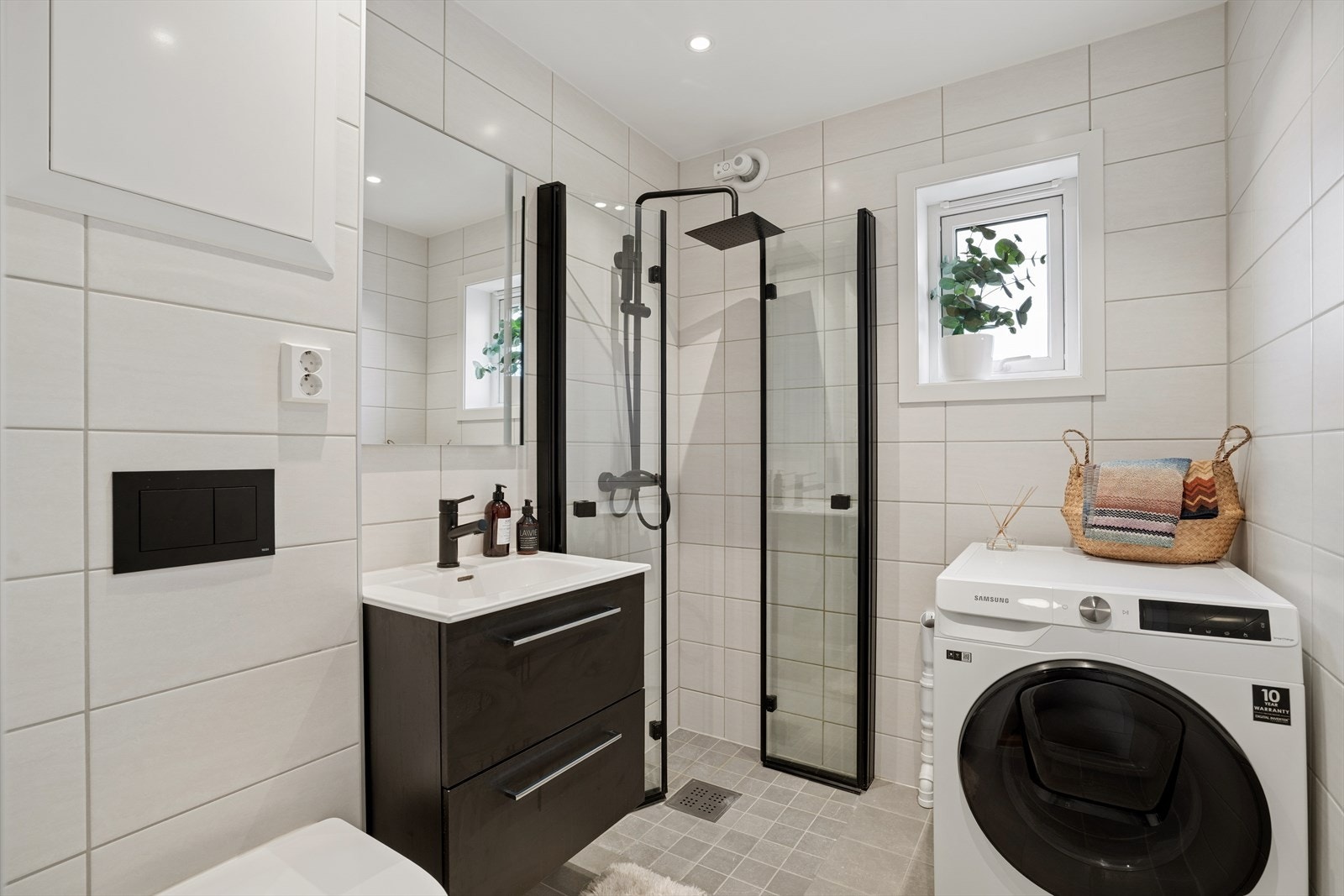Fra entréen er det adkomst til badet, som er totalrenovert i 2024. Galleribilde