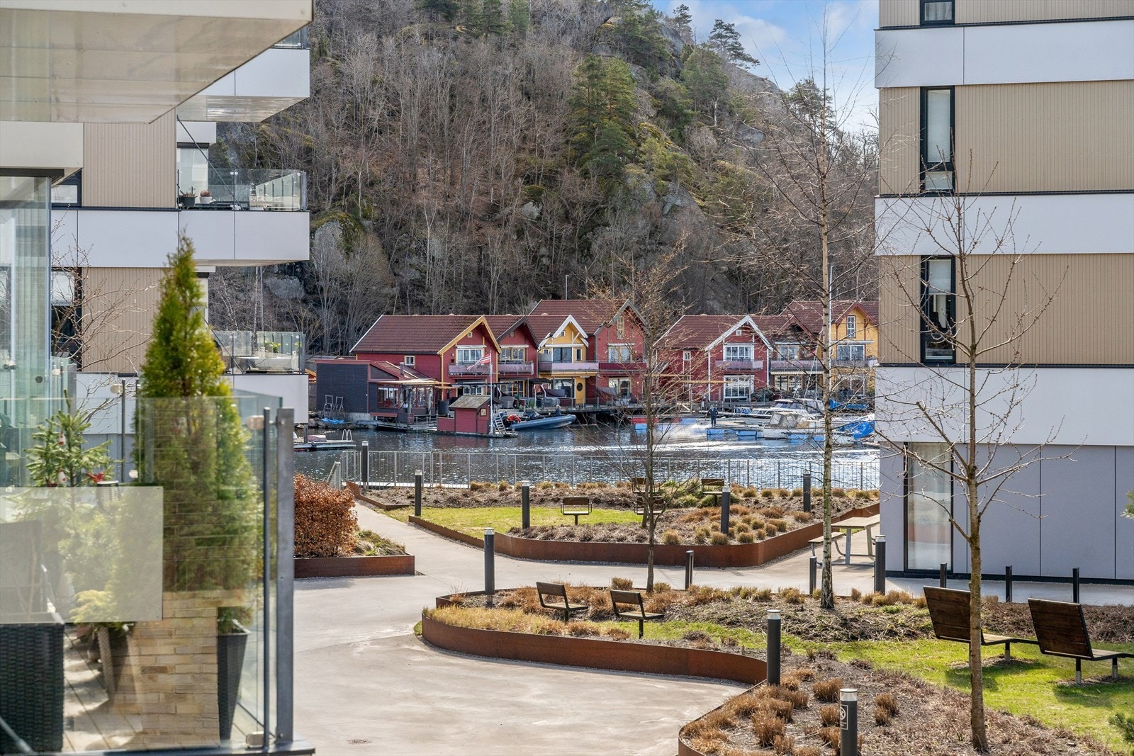 Utsikt mot indre havn, hvor det også er småbåthavn - Perfekt for deg som er glad i livet til sjøs Galleribilde