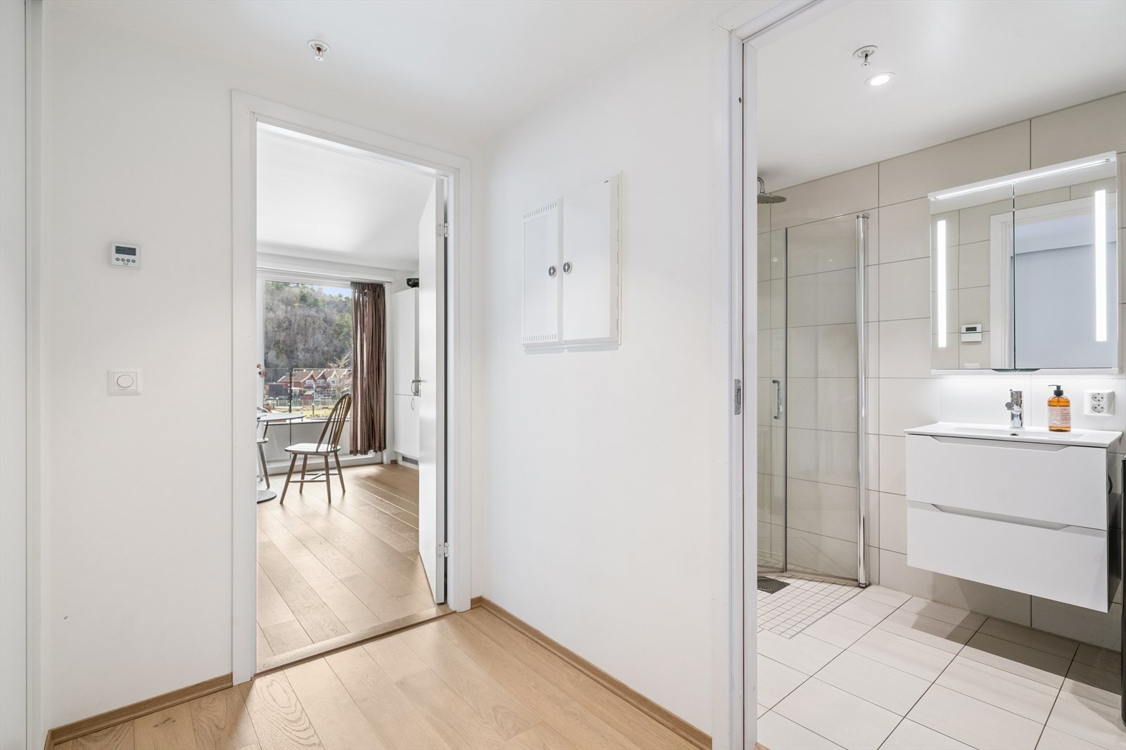 Fra entreen har du tilgang til badet og videre inn i stue/kjøkken Galleribilde