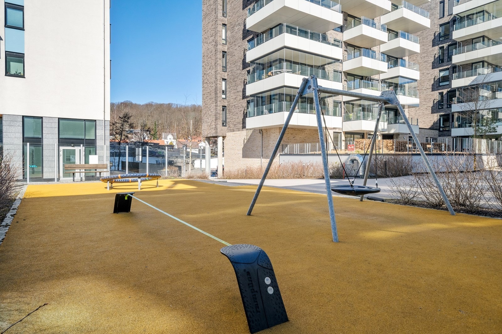 Flott lekeplass like utenfor døren med moderne lekeapparater Galleribilde
