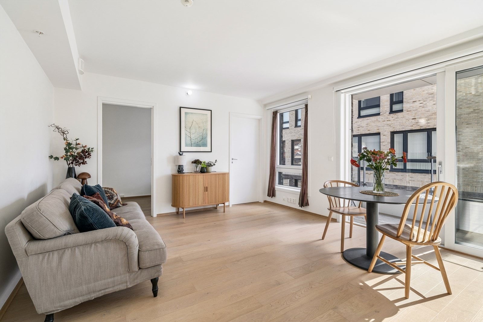 Det er enkel oppvarming med vannbåren varme (radiator i stuen og gulvvarme på bad) - I tillegg er det balansert ventilasjon som sørger for godt inneklima Galleribilde