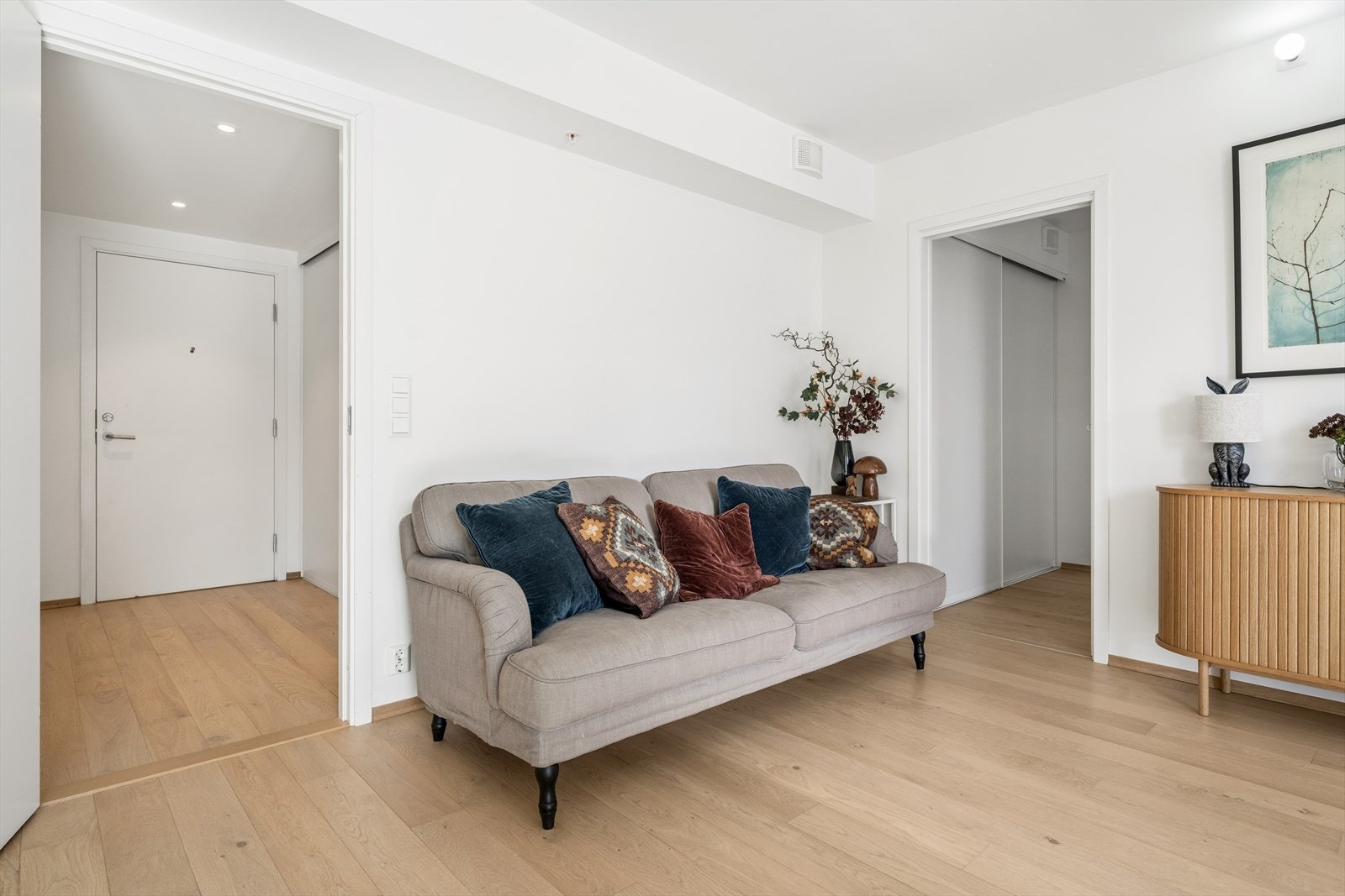 Leiligheten har en gjennomgående god standard med et lekkert parkettgulv og hvitmalte overflater Galleribilde
