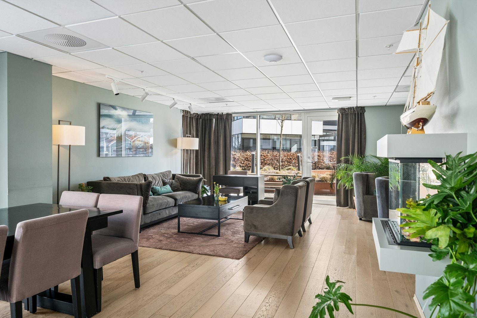 Her er det langbord, lounge og kjøkken Galleribilde
