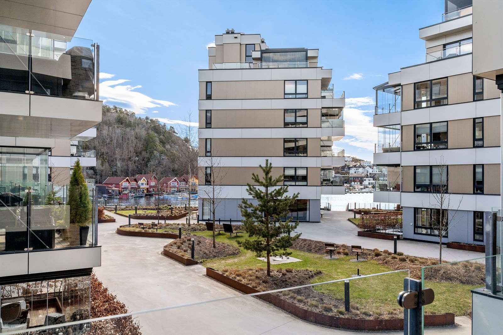 Sameiets felles uteområde er parkmessig opparbeidet med plen/beplantning, belysning og benker Galleribilde