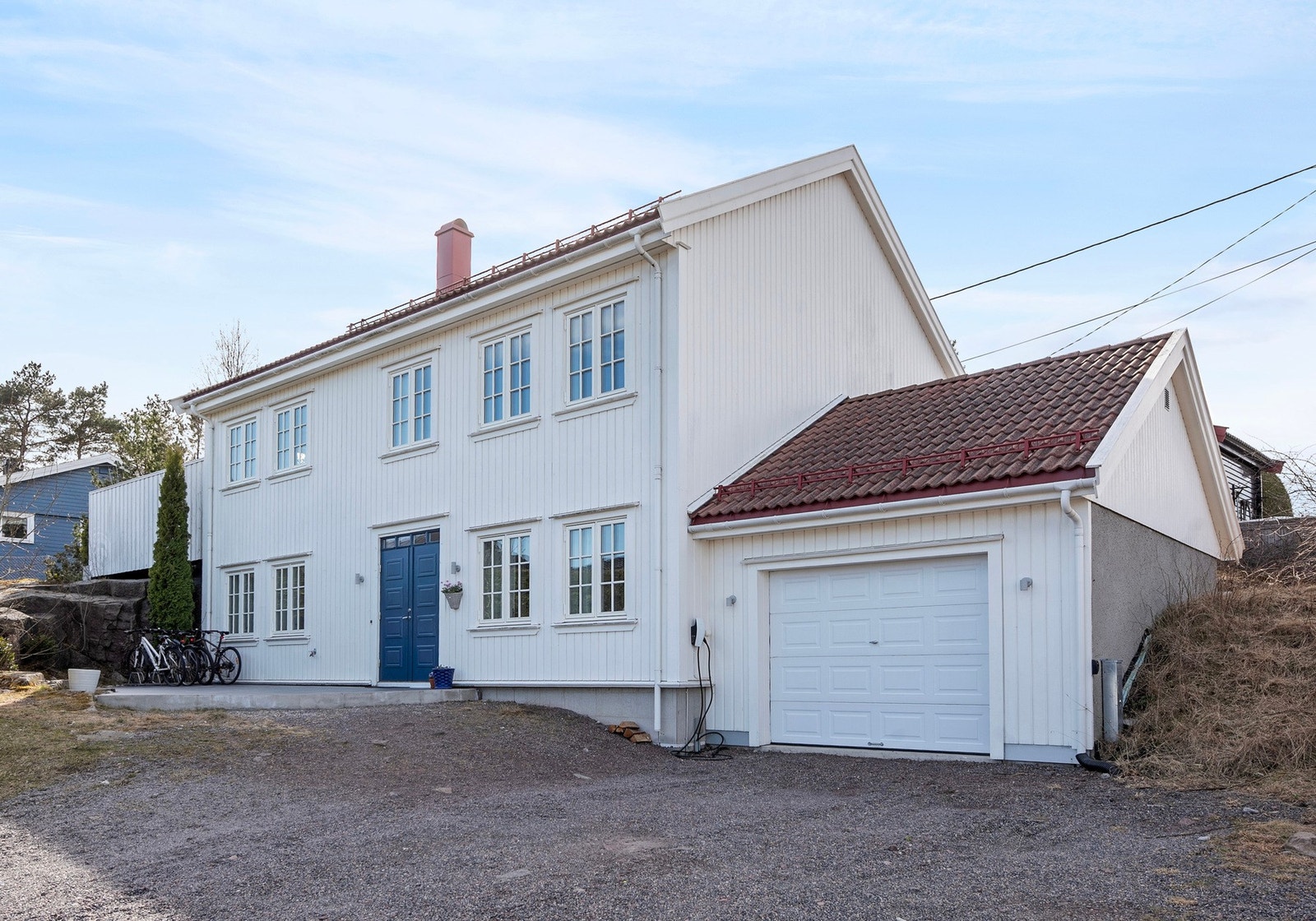 Det er inngang til garasjen fra boligen så en kan gå tørrskodd fra og til bilen Galleribilde