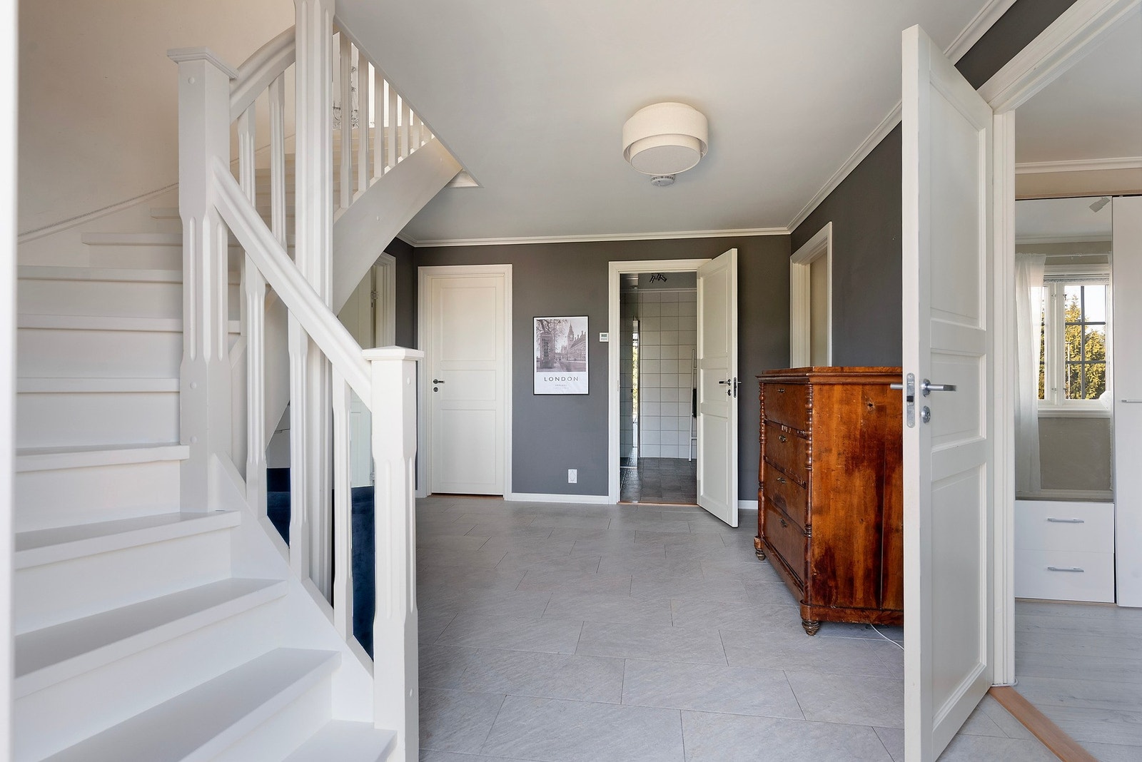 Stor og fin gang med trappen opp til først etasje Galleribilde