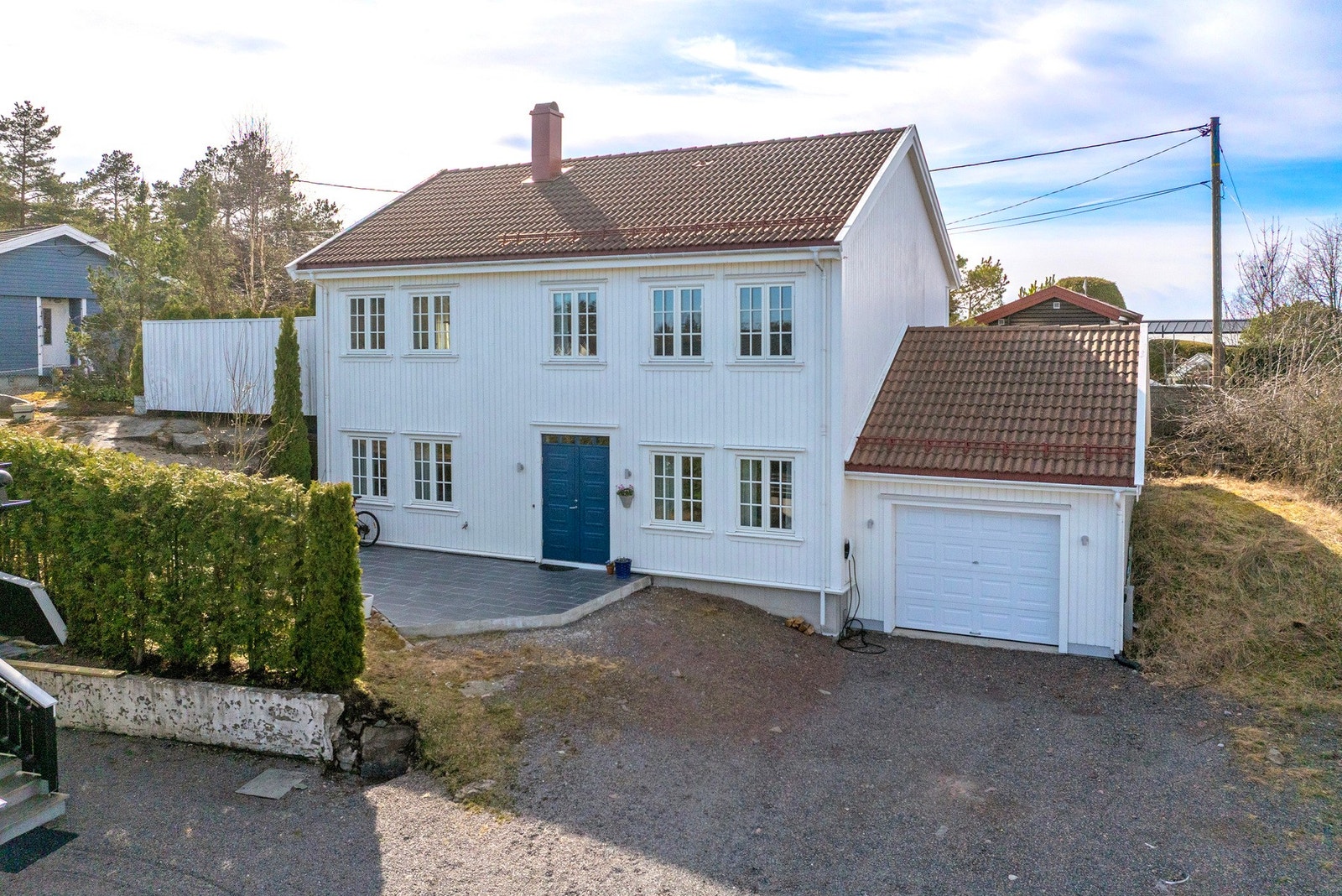 Ligger fint til på et høydedrag, utsikt og med kort vei til badestrand, skole og butikk Galleribilde
