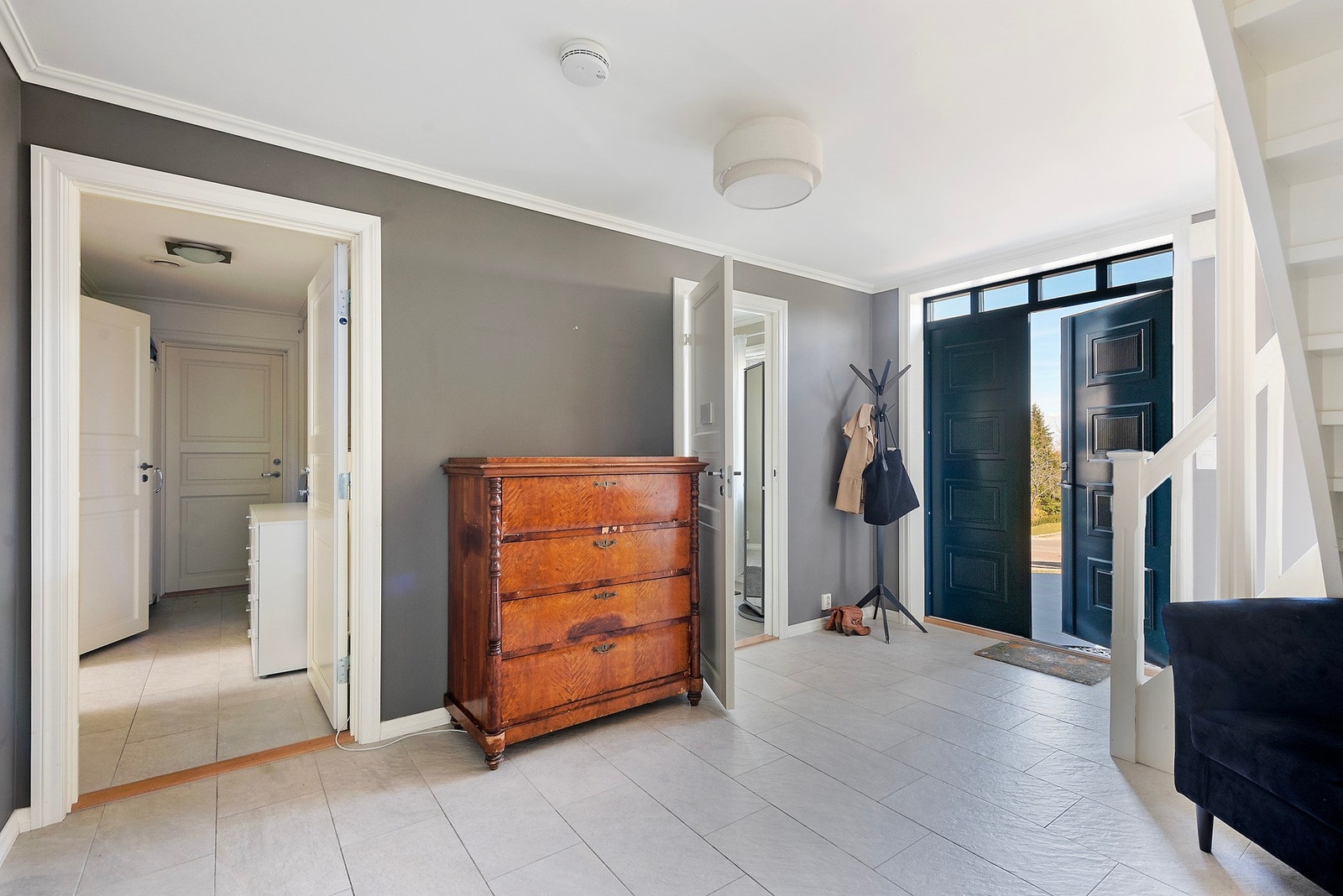 Innbydende entré med gode oppbevaringsmuligheter. Galleribilde