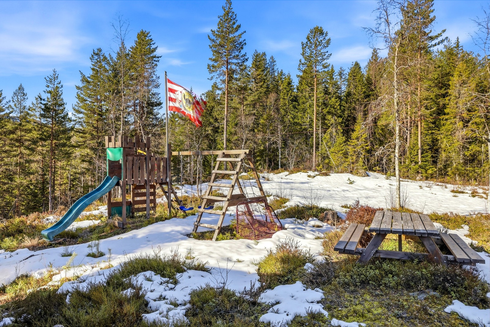 Herlig lekeområde med lekestativ, ballslette og zip-line Galleribilde