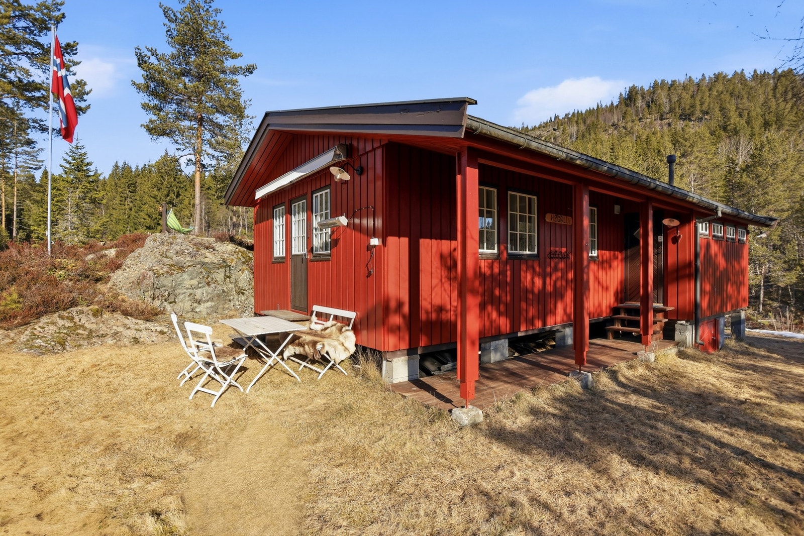 Hytta er oppført i 1983 og fremstår godt vedlikehold. Blant annet er det innlagt strøm i 2011, og vann og avløp fra 2014 Galleribilde
