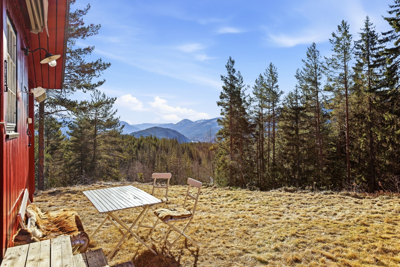 Nydelig utsikt mot Telemarkskanalen og fjellene rundt Galleribilde