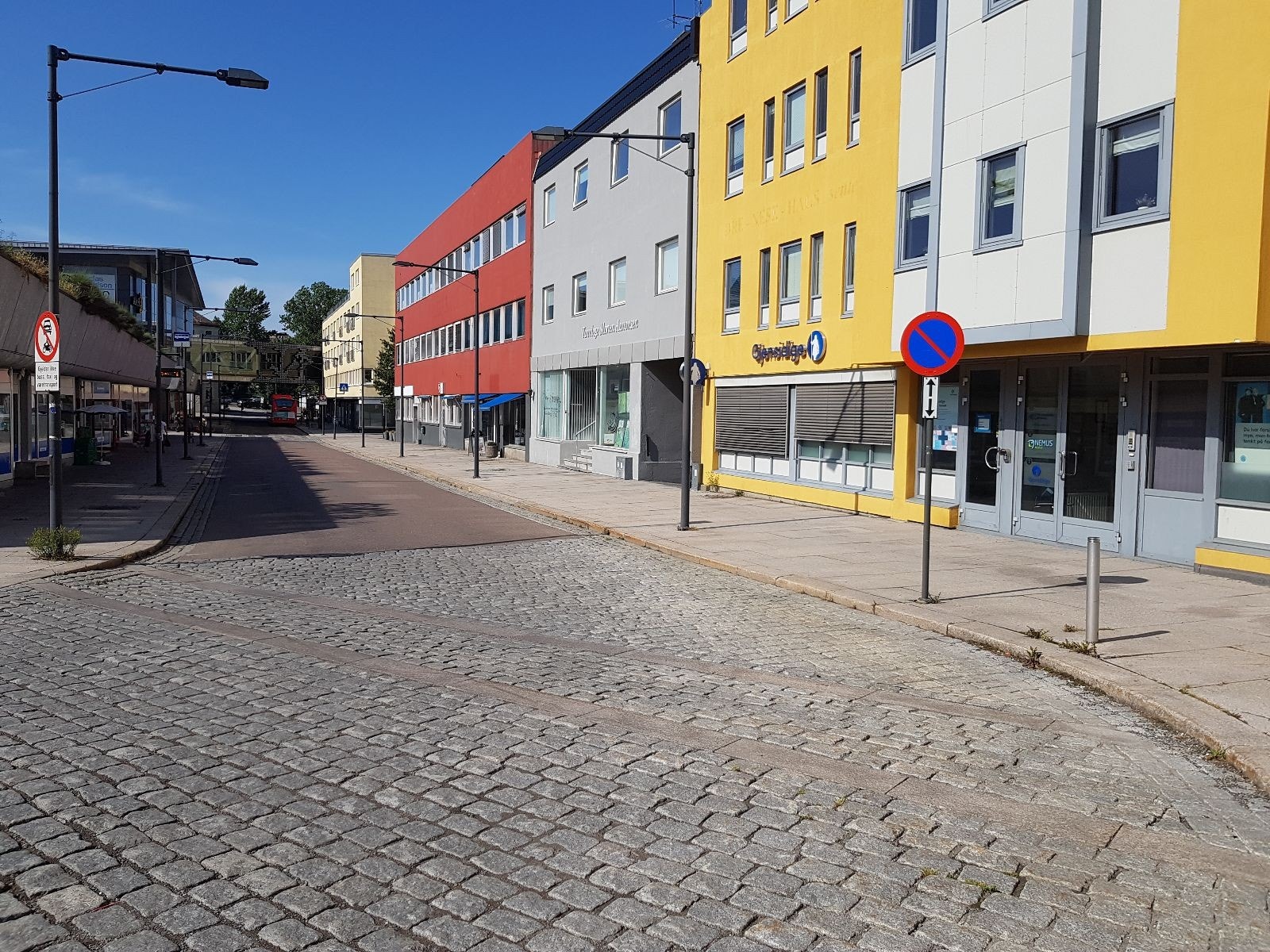 Sentralt med busstasjon og kjøpesenter like ved Galleribilde