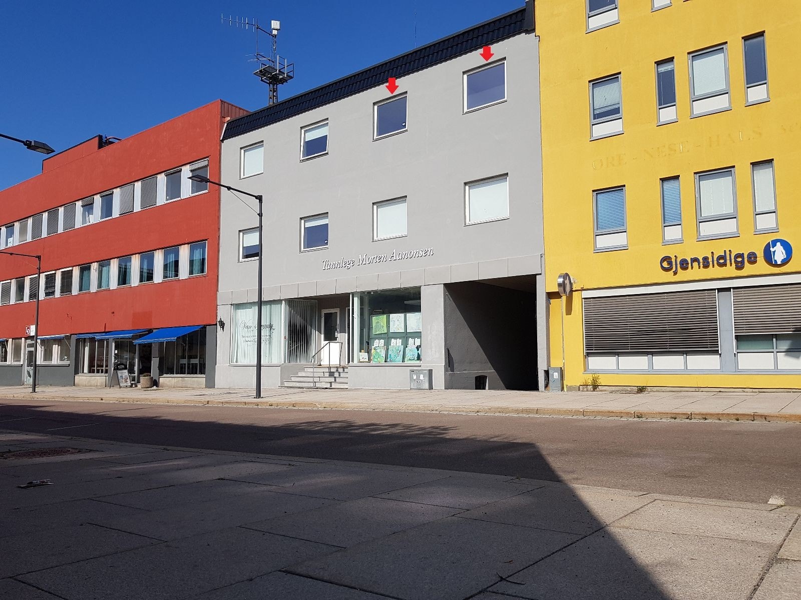 Leiligheten ligger i 3.etg (ikke de røde pilene, men til venstre) Galleribilde
