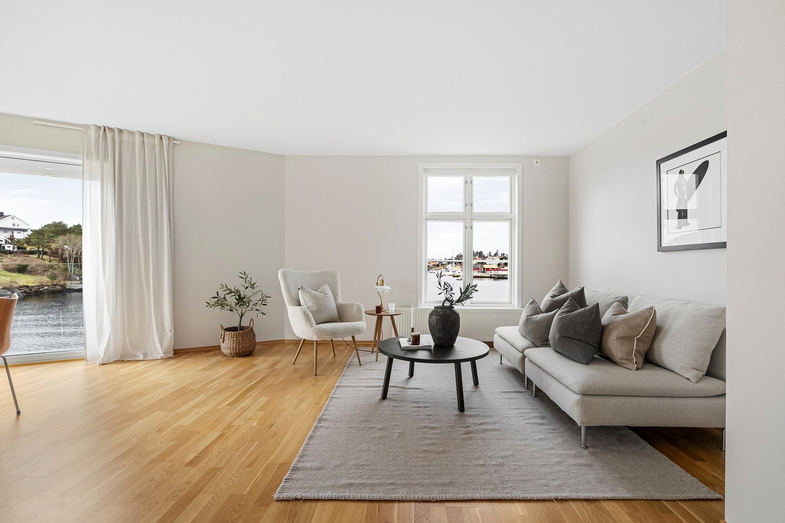 Stuen er lys og romslig med store vindusflater og flott utsyn. Galleribilde