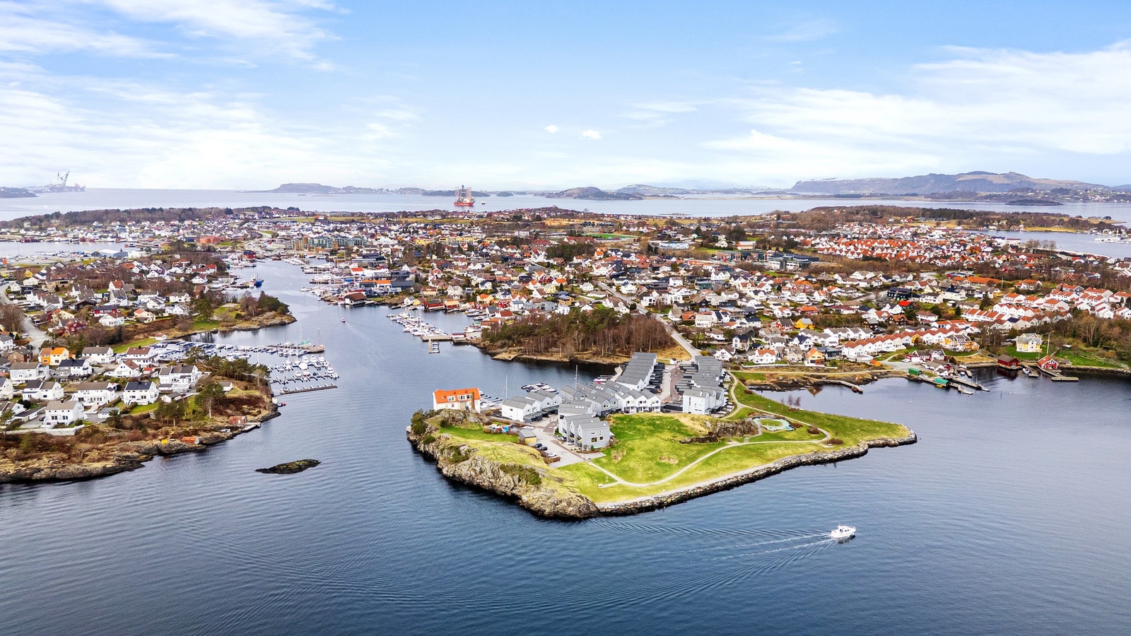 Leiligheten ligger helt i sjøkanten på Hundvåg med stor båtplassen "rett utenfor døren". Galleribilde