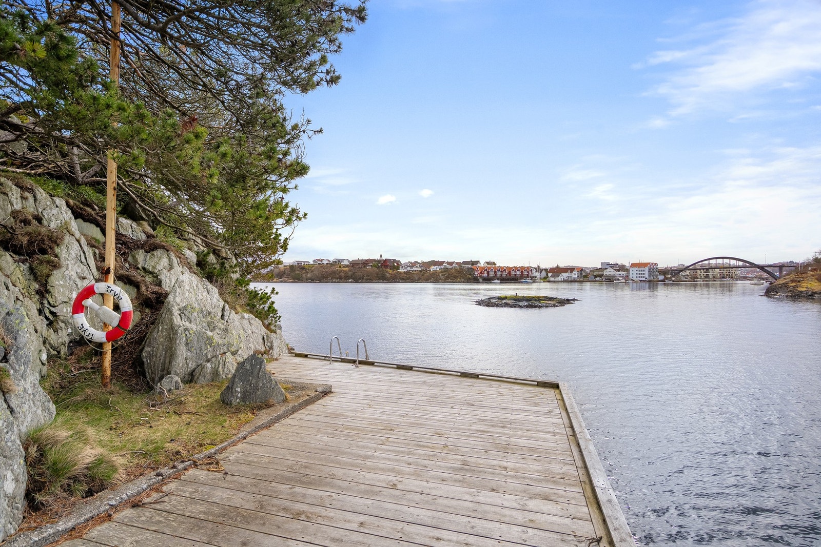 Bryggeanlegg rundt bygget gir enkel tilgang til sjøen. Galleribilde