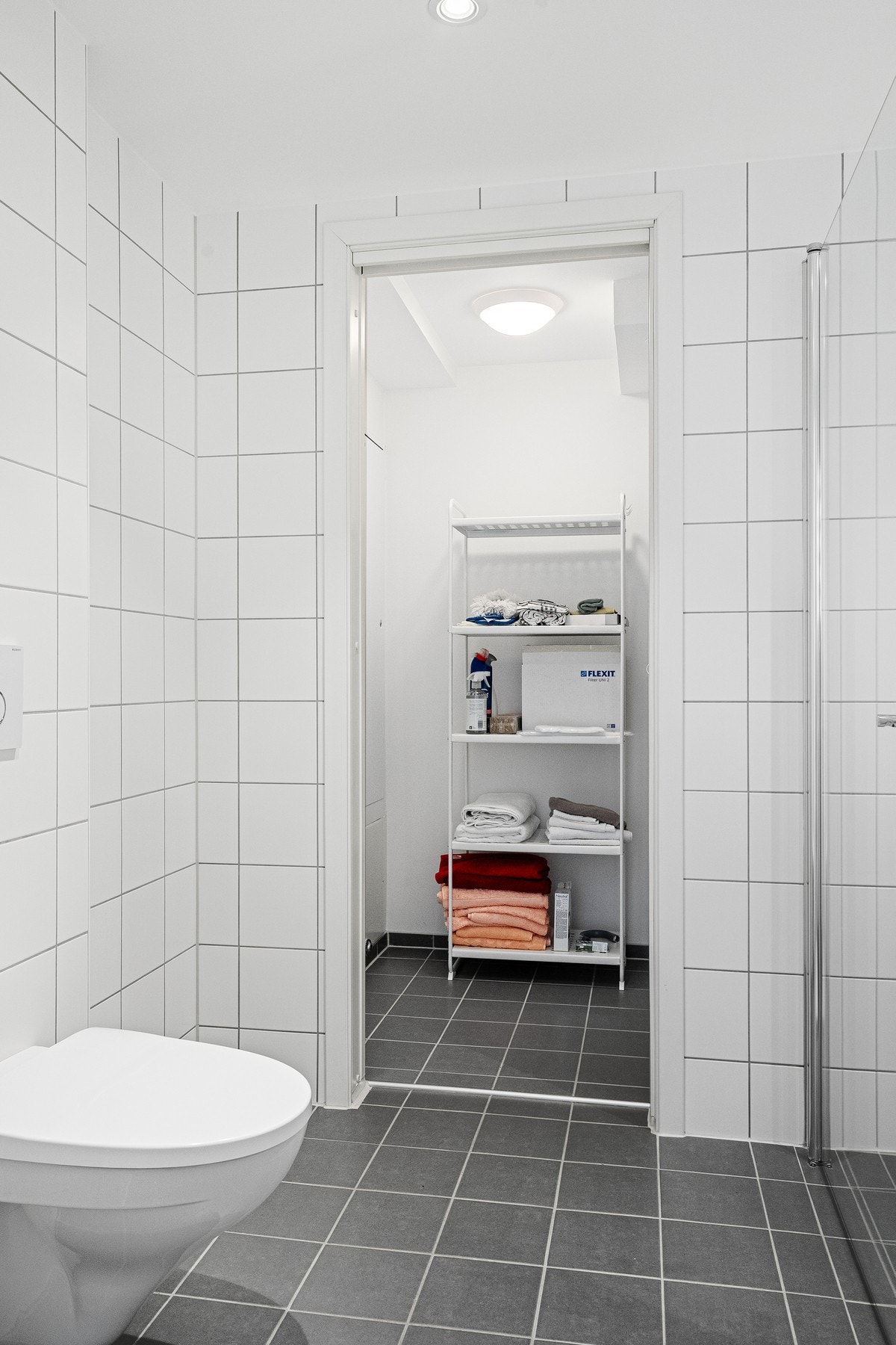 Fra badet er det videre adkomst til vaskerom. Galleribilde
