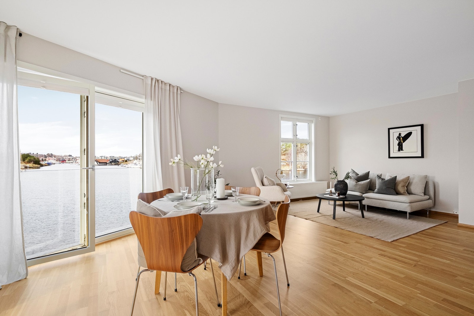 Gjennomgående er parkett på gulv og vegger malt i tidsriktige farger. Galleribilde