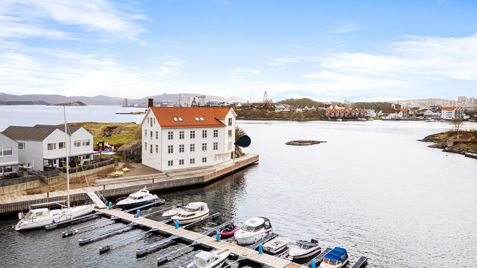 Jadarholm 33 presenteres av EIE eiendomsmegling v/ Torbjørn Lie - Eiendomsmegler MNEF/Salgsleder/partner | Fotograf: Arve Gravdal. Galleribilde