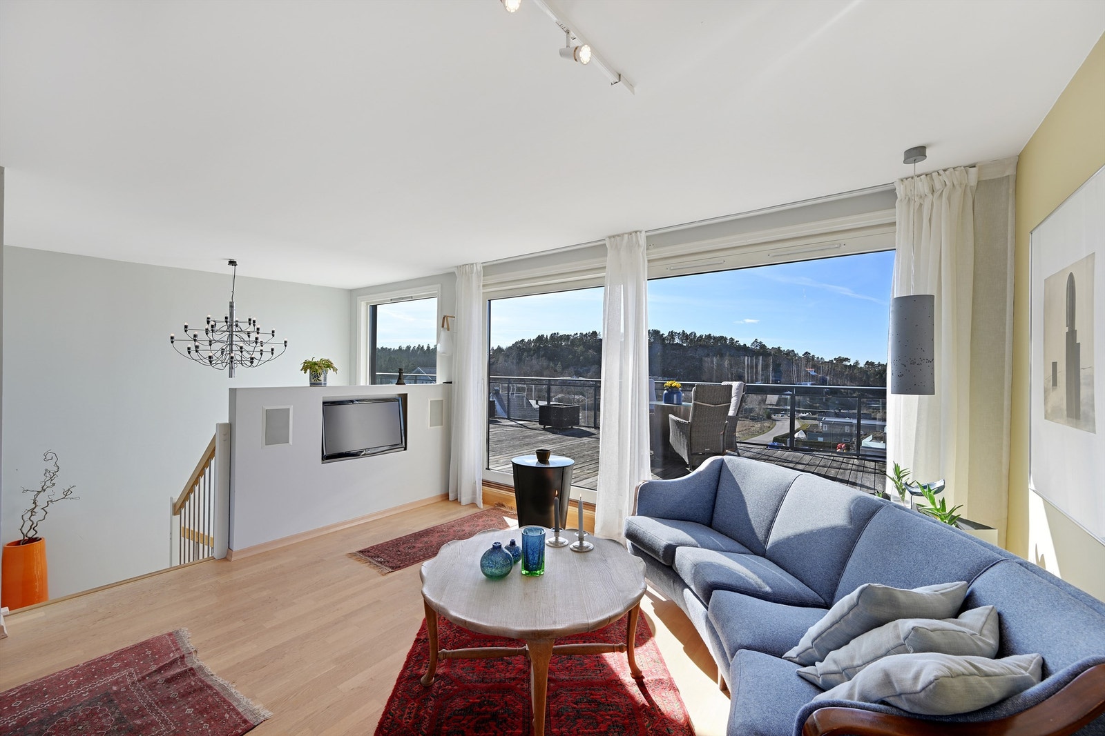 Toppetasjen oppleves som en privat og tilbaketrukket del av boligen og har utgang til en fantastisk balkong! Galleribilde