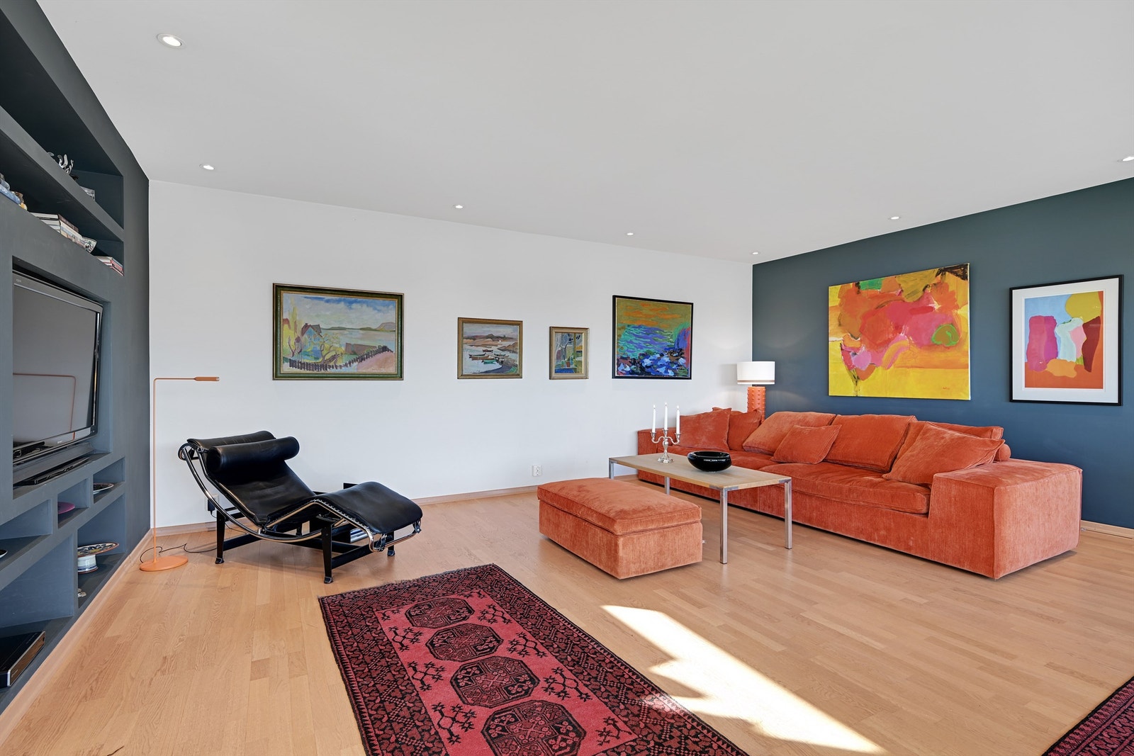 Lun og hyggelig stue med god plass til å innrede med flott sofamøblement. Galleribilde
