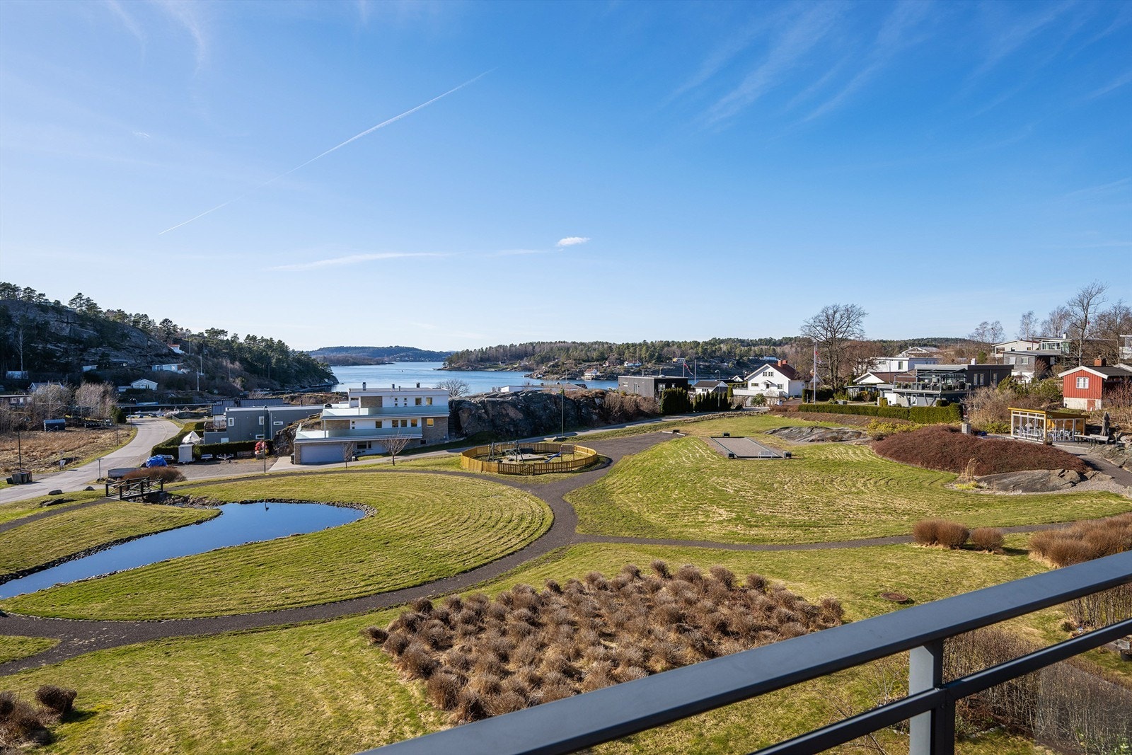 Områdene for borettslaget er utarbeidet med tanke på å gli naturlig inn i omgivelsene. Arealene er flott opparbeidet og fremstår som et parkområde. Galleribilde