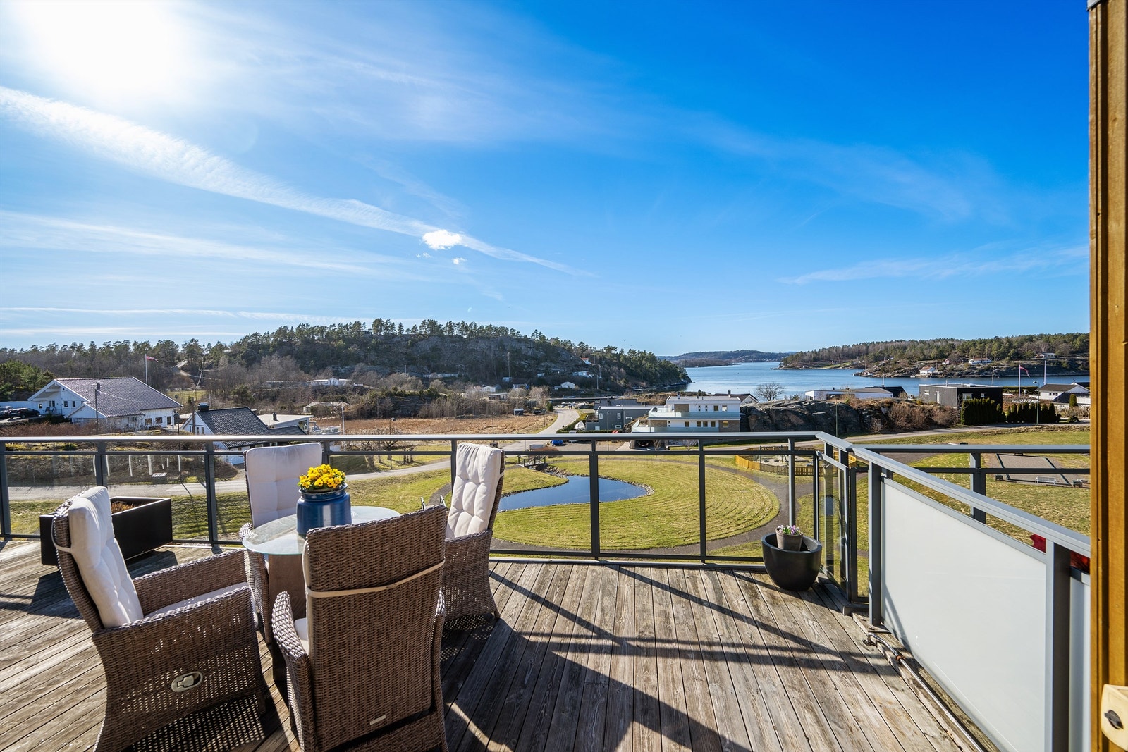En sjelden toppleilighet med attraktiv, vestvendt beliggenhet og spektakulær utsikt over Vrengensundet. Galleribilde