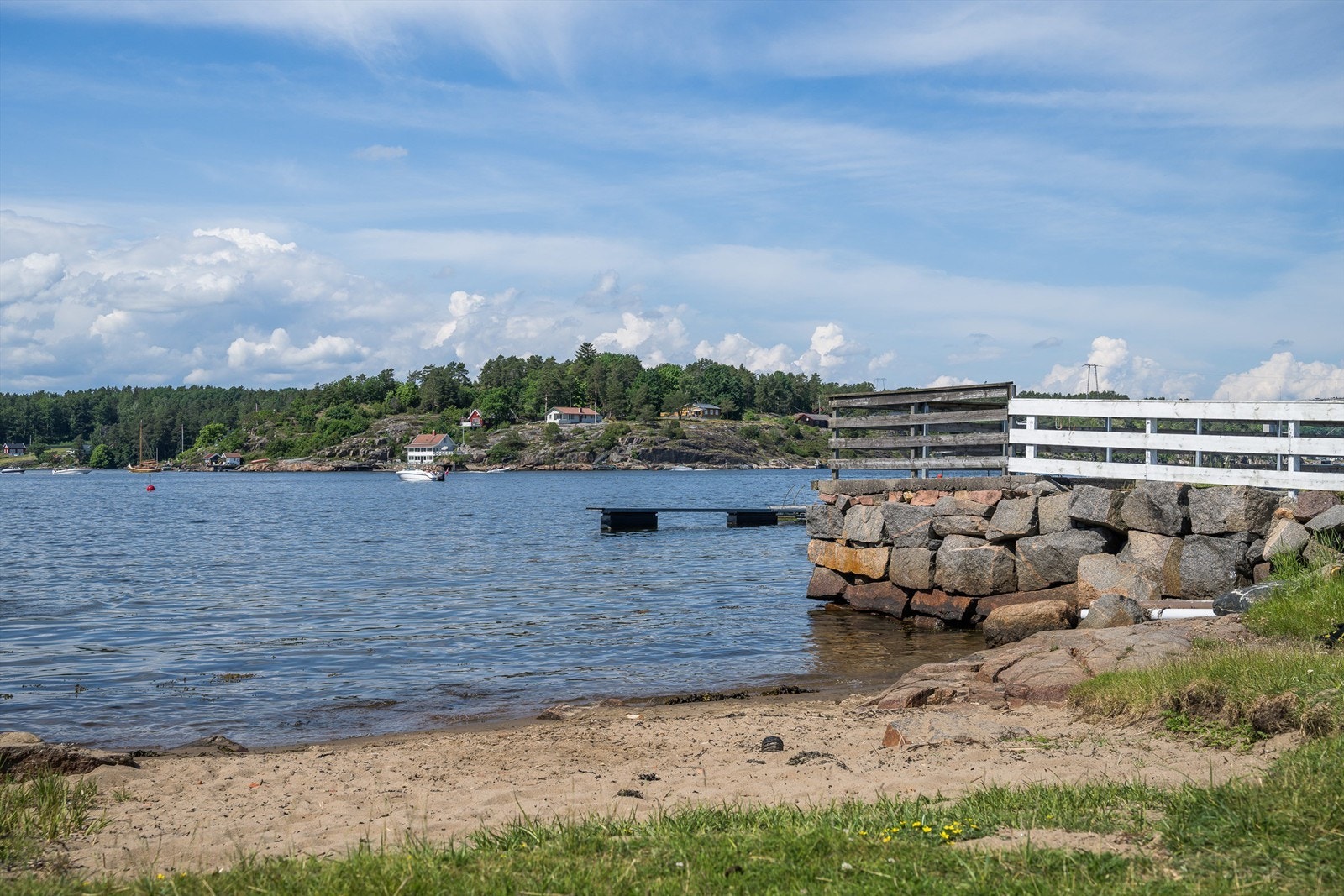 Badeplass bare noen få skritt nedenfor leiligheten. Galleribilde