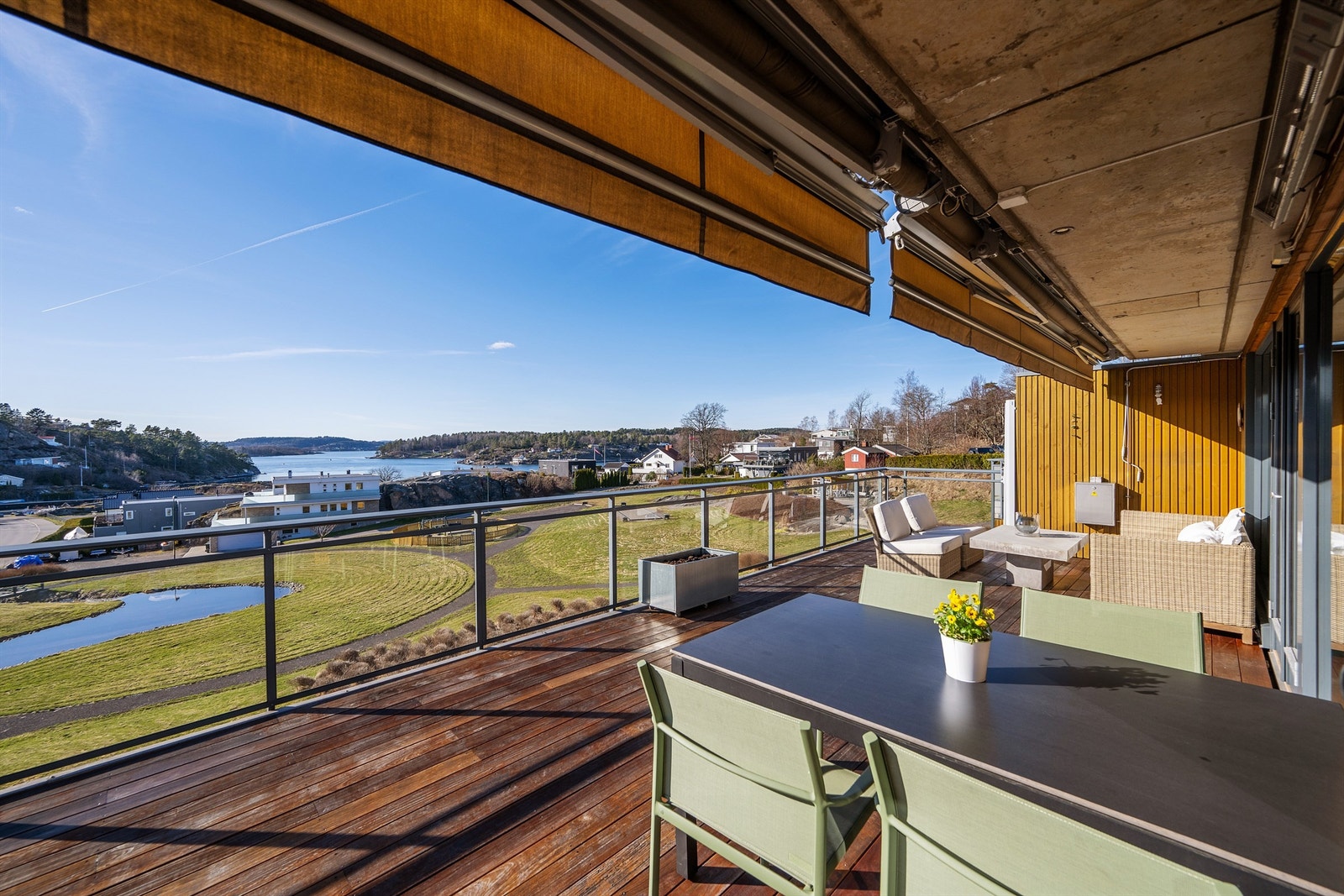 Et av leilighetens mest fremtredende kvaliteter er de to vestvendte uteplassene på til sammen hele 124 m². Galleribilde