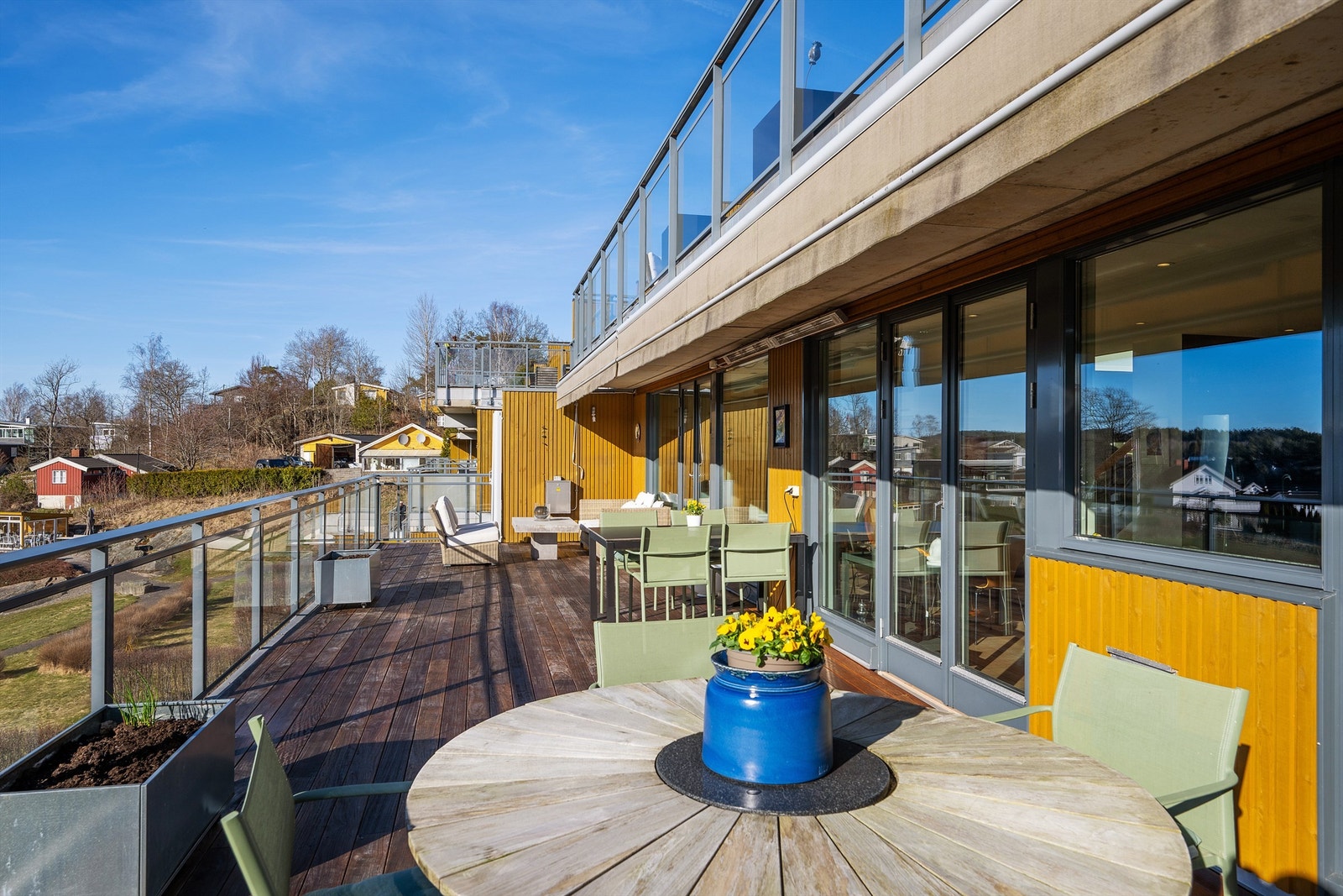Terrassene byr på rikelig med plass til både spisegrupper, loungeområder og grønne innslag - et fantastisk uteområde som virkelig utvider boligens bruksareal. Galleribilde