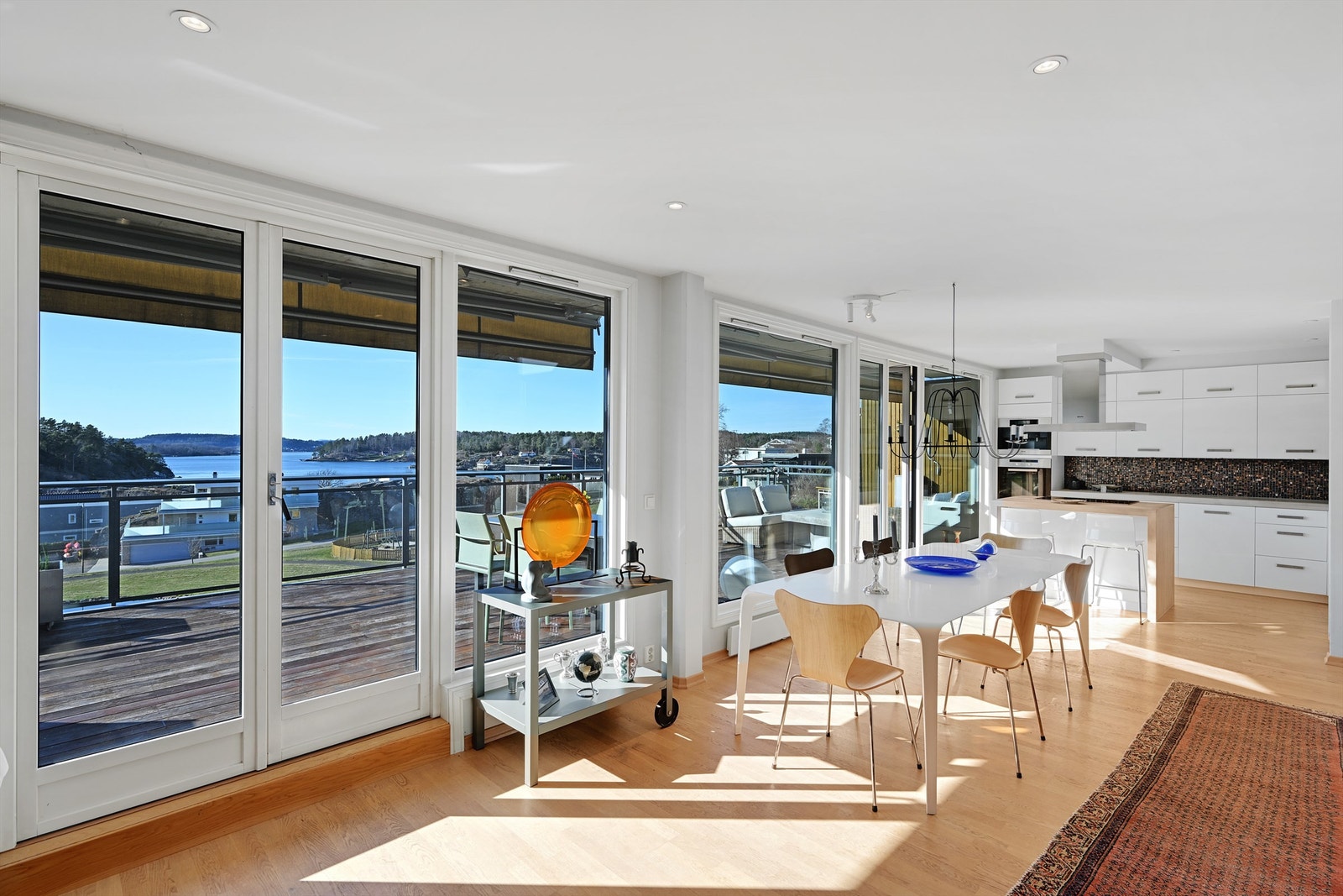 Fra stuen/kjøkkenet er det utgang til en vestvendt terrasse hvor både utsikt og kveldssol kan nytes. Galleribilde