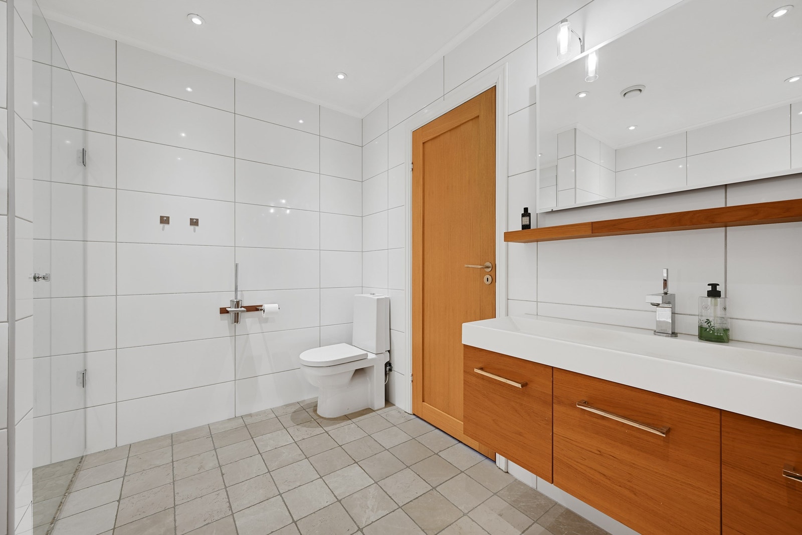 Badet er innredet med servant i baderomsinnredningen, toalett, dusj og badekar Galleribilde